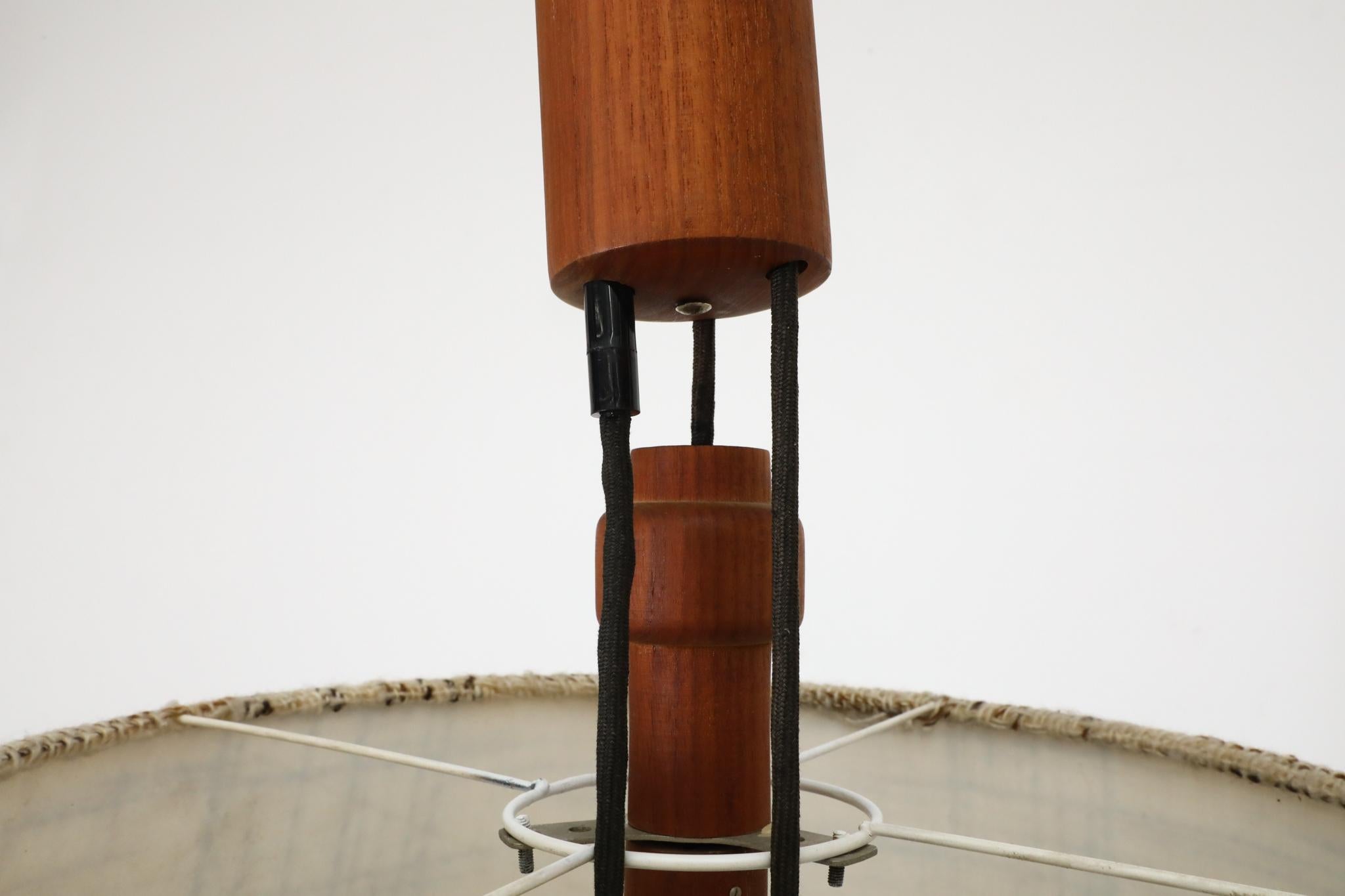 Grande lampe suspendue danoise en teck avec contrepoids par Domus 1960s en vente 6