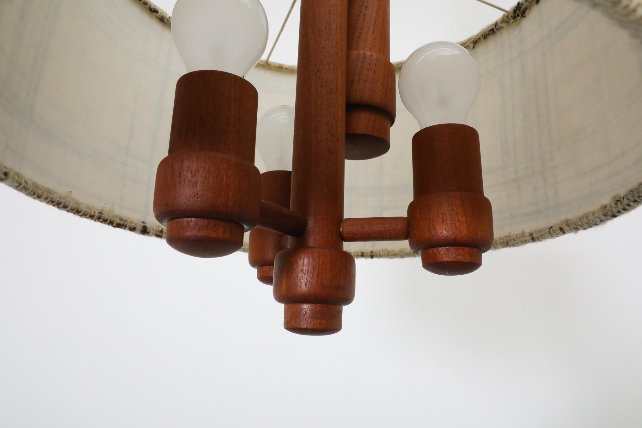 Grande lampe suspendue danoise en teck avec contrepoids par Domus 1960s en vente 8