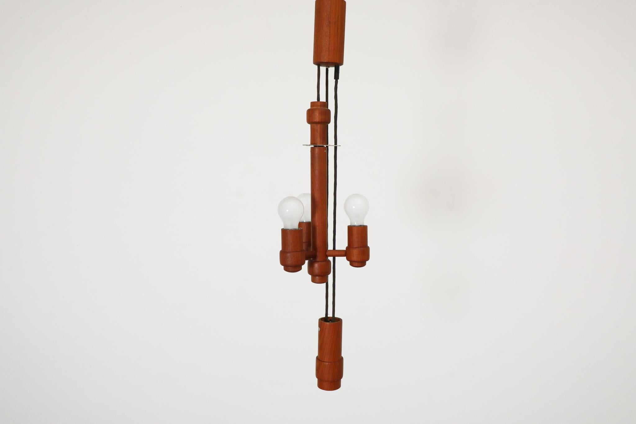 Grande lampe suspendue danoise en teck avec contrepoids par Domus 1960s en vente 11