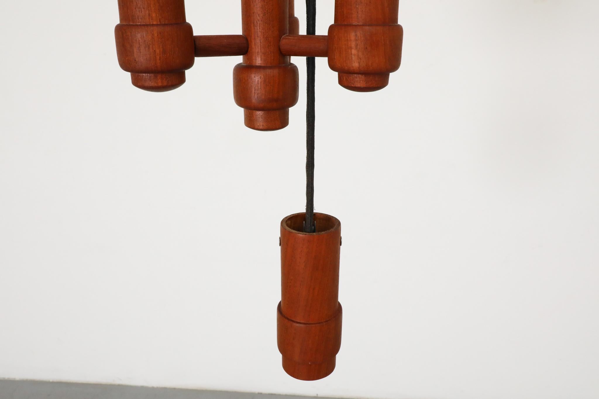 Grande lampe suspendue danoise en teck avec contrepoids par Domus 1960s en vente 12