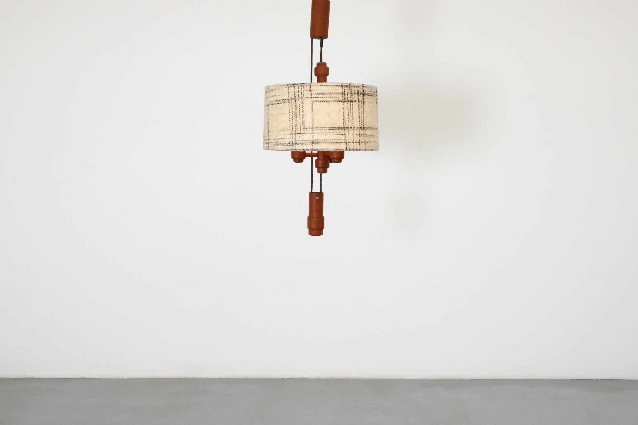 Magnifique plafonnier danois en teck du milieu du siècle, fabriqué dans les années 1950 par le célèbre fabricant danois d'après-guerre Domus. Grâce à un système de contrepoids à poulie, ce luminaire de facture exquise peut être facilement ajusté
