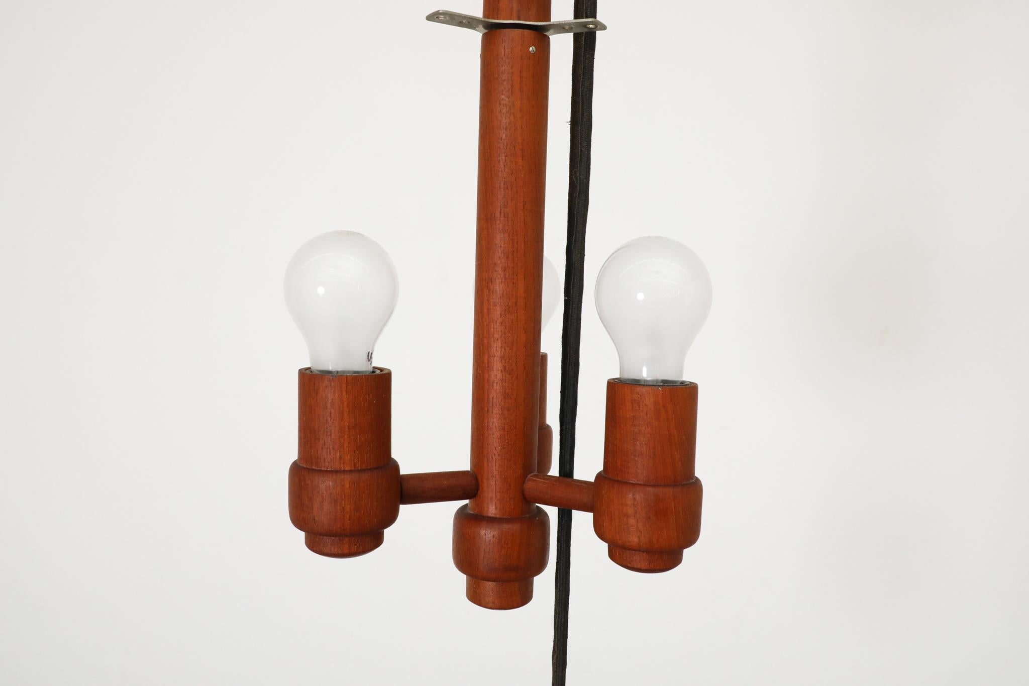 Grande lampe suspendue danoise en teck avec contrepoids par Domus 1960s en vente 13