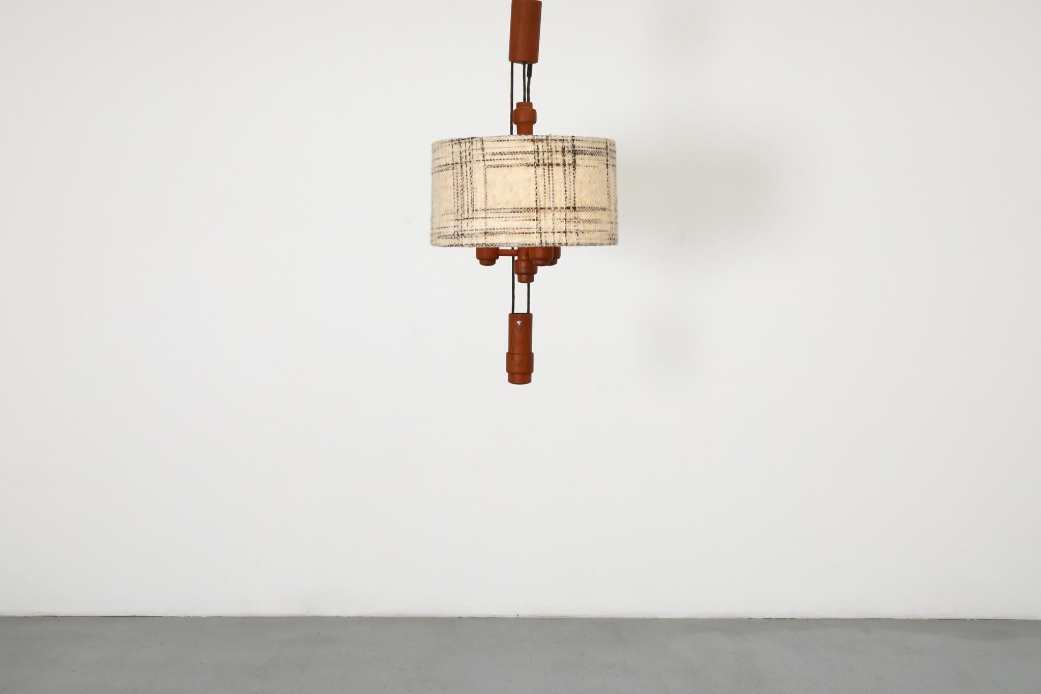 Mid-Century Modern Grande lampe suspendue danoise en teck avec contrepoids par Domus 1960s en vente