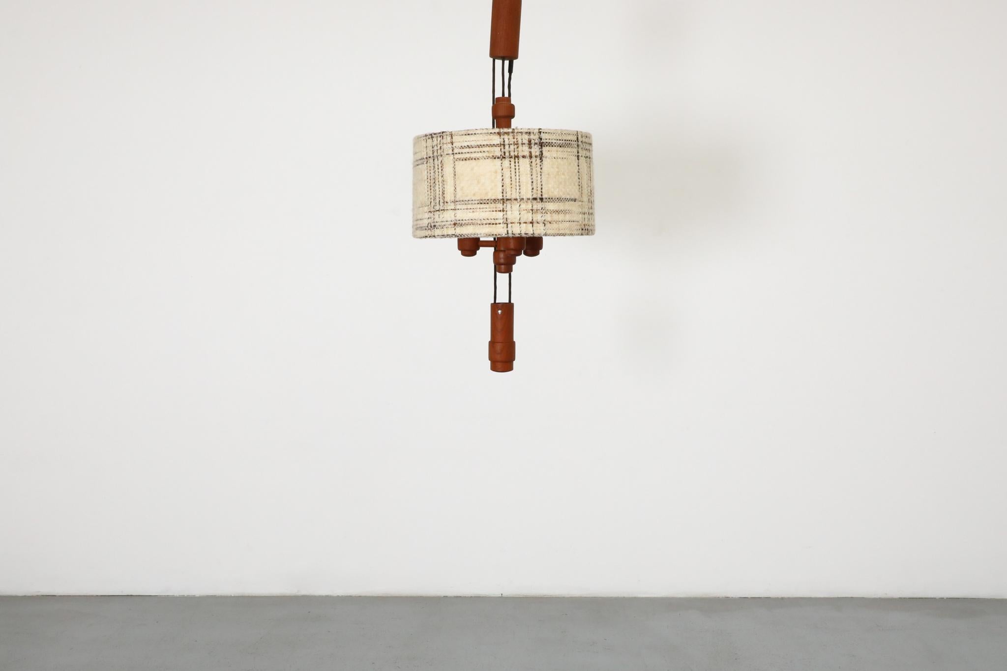 Danois Grande lampe suspendue danoise en teck avec contrepoids par Domus 1960s en vente
