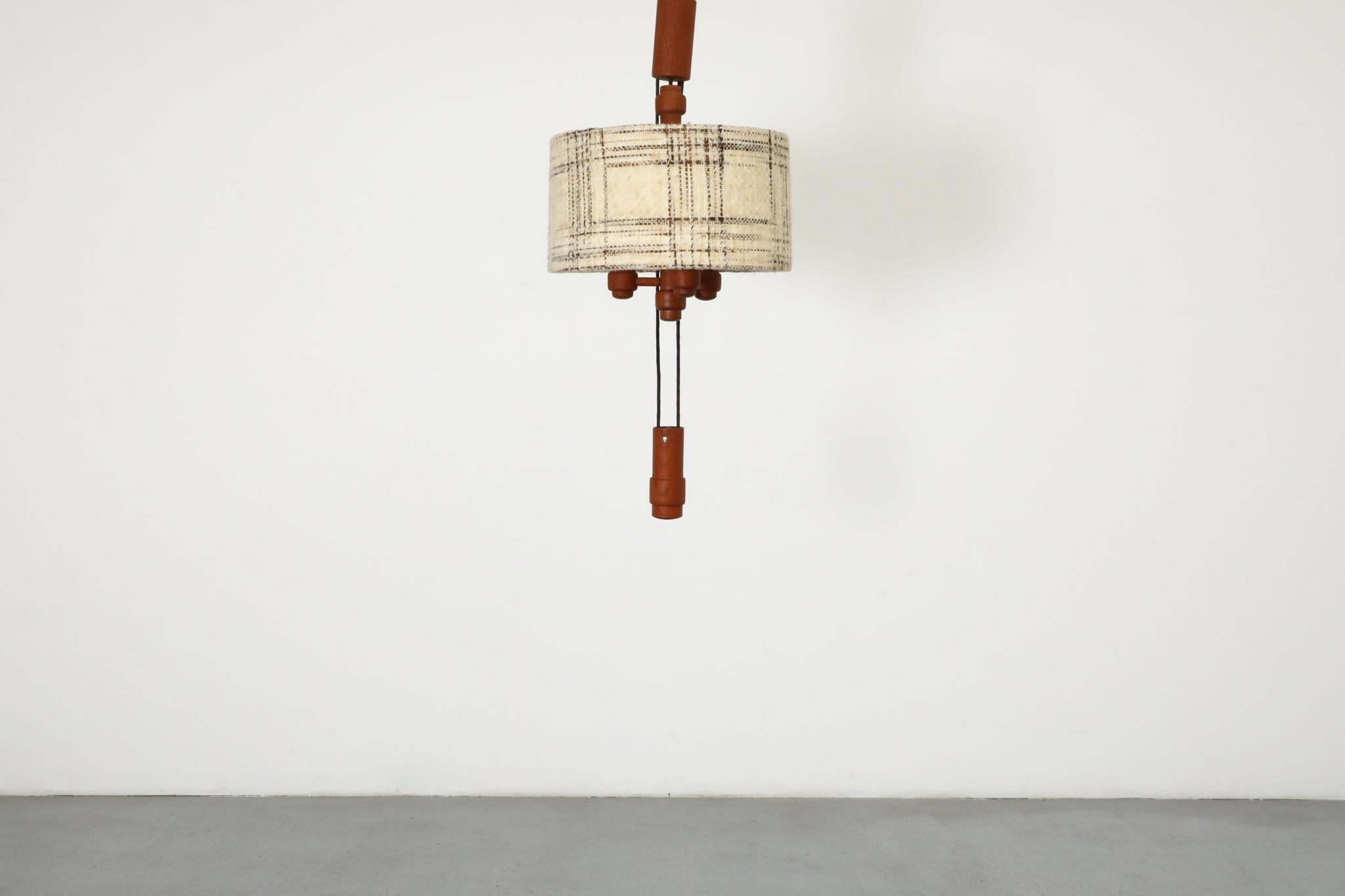 Grande lampe suspendue danoise en teck avec contrepoids par Domus 1960s Bon état - En vente à Los Angeles, CA