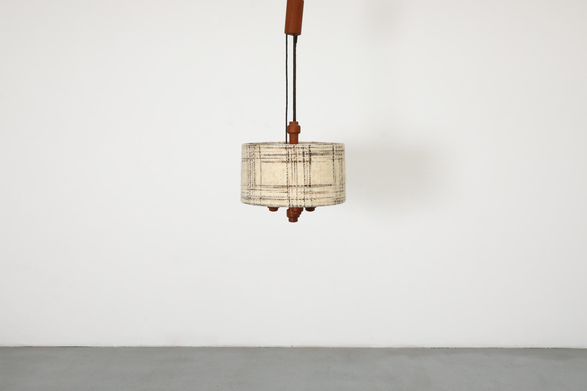 Milieu du XXe siècle Grande lampe suspendue danoise en teck avec contrepoids par Domus 1960s en vente