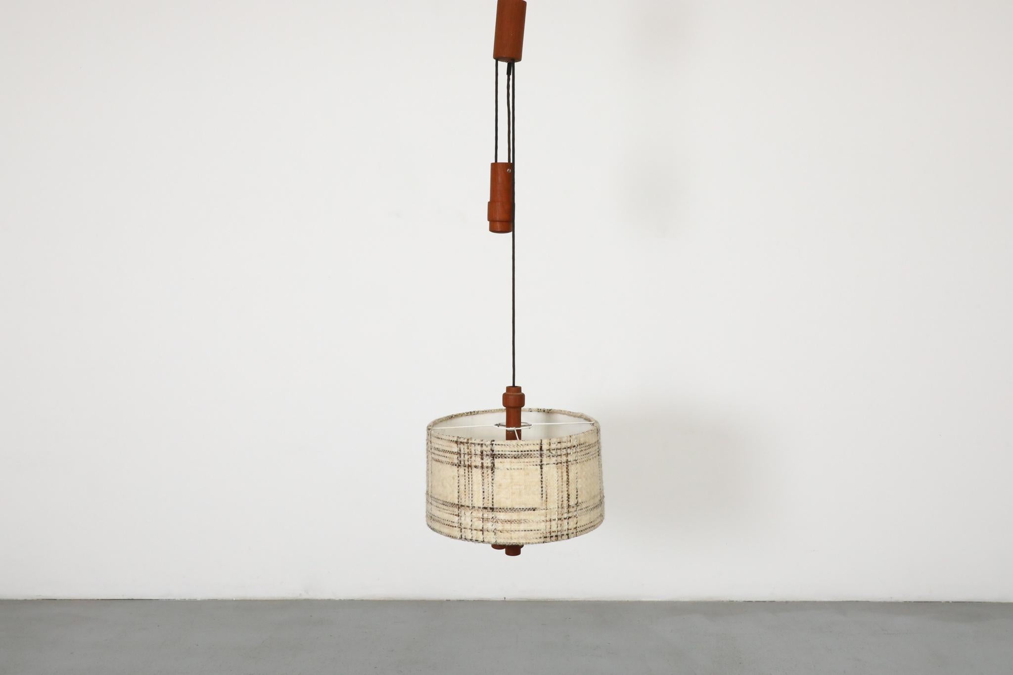 Lin Grande lampe suspendue danoise en teck avec contrepoids par Domus 1960s en vente