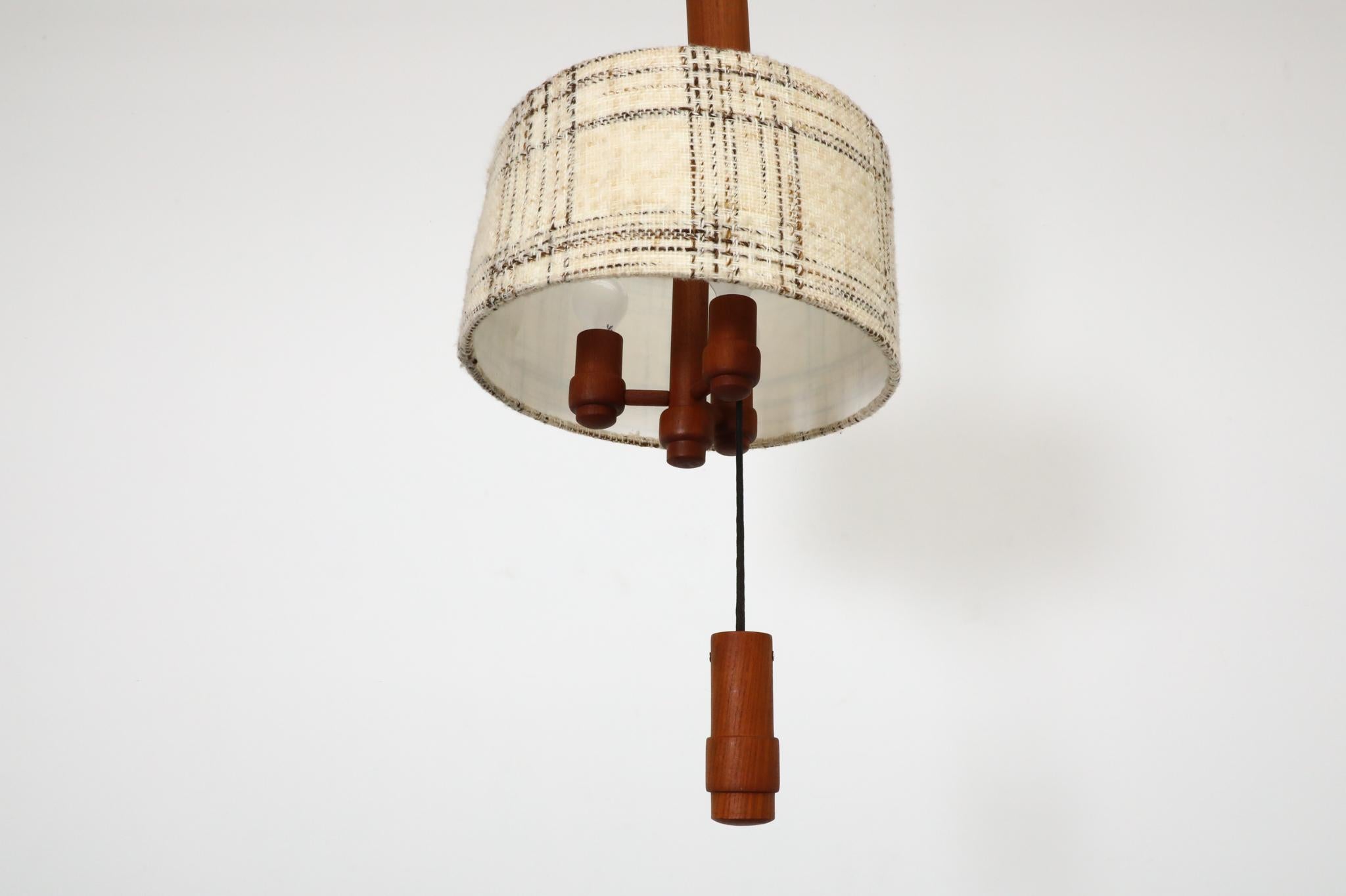 Grande lampe suspendue danoise en teck avec contrepoids par Domus 1960s en vente 1