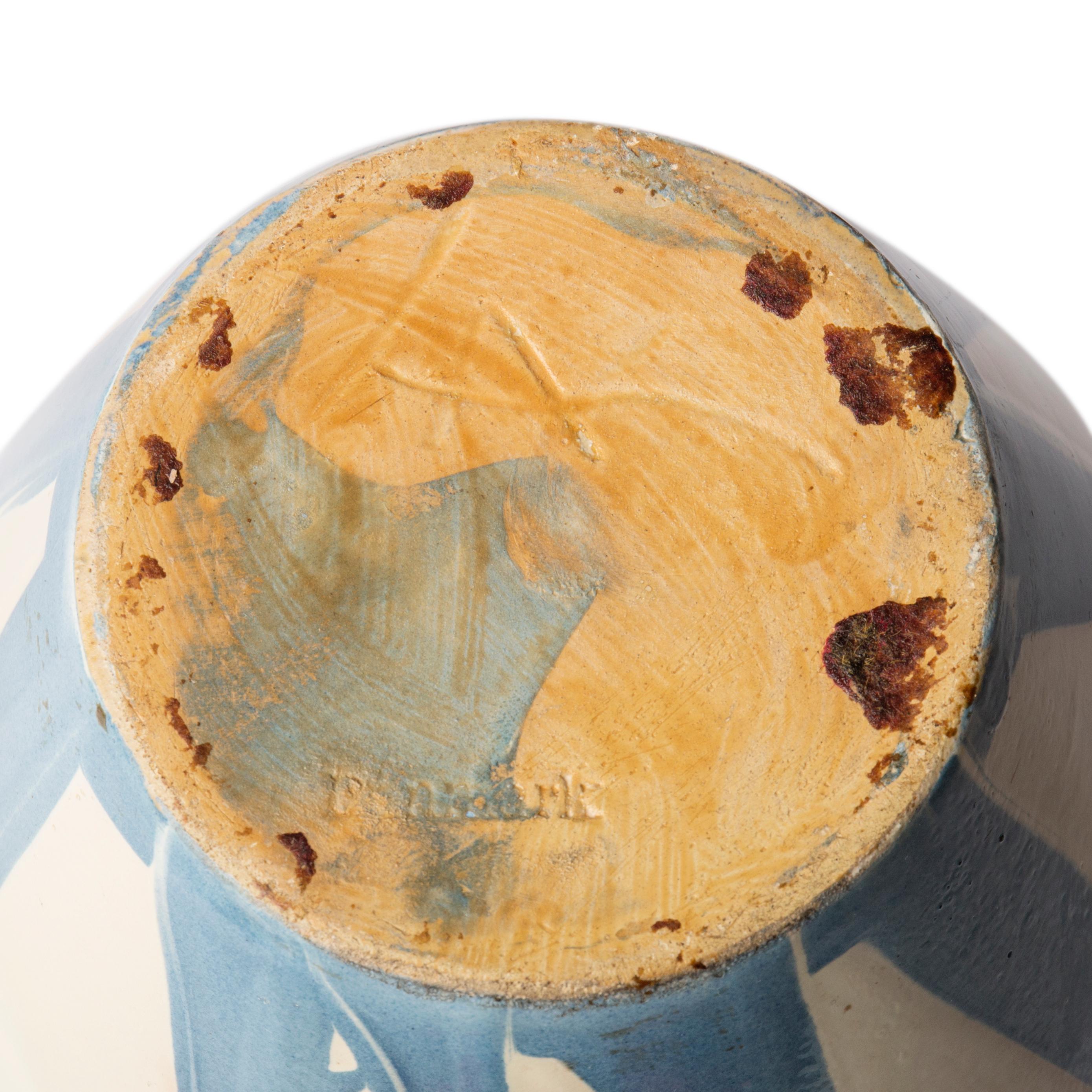 Este gran jarrón de cerámica de color crema con rayas azul claro fue realizado por Herman A. Kähler, Dinamarca, hacia la década de 1940.

El jarrón tiene el monograma 