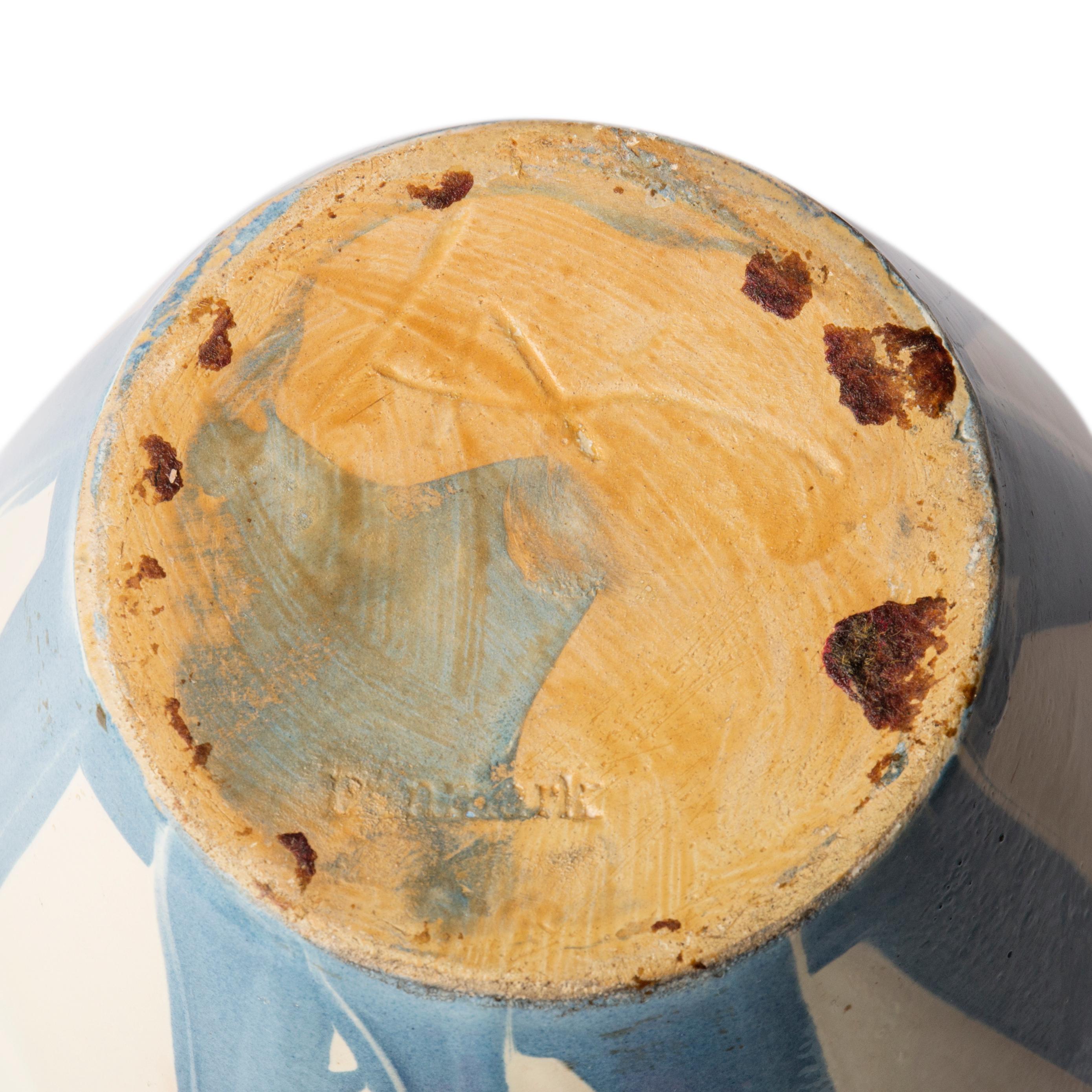Questo grande vaso in ceramica color crema con strisce azzurre è stato realizzato da Herman A. Kähler, Danimarca, circa negli anni '40.

Il vaso presenta il monogramma 