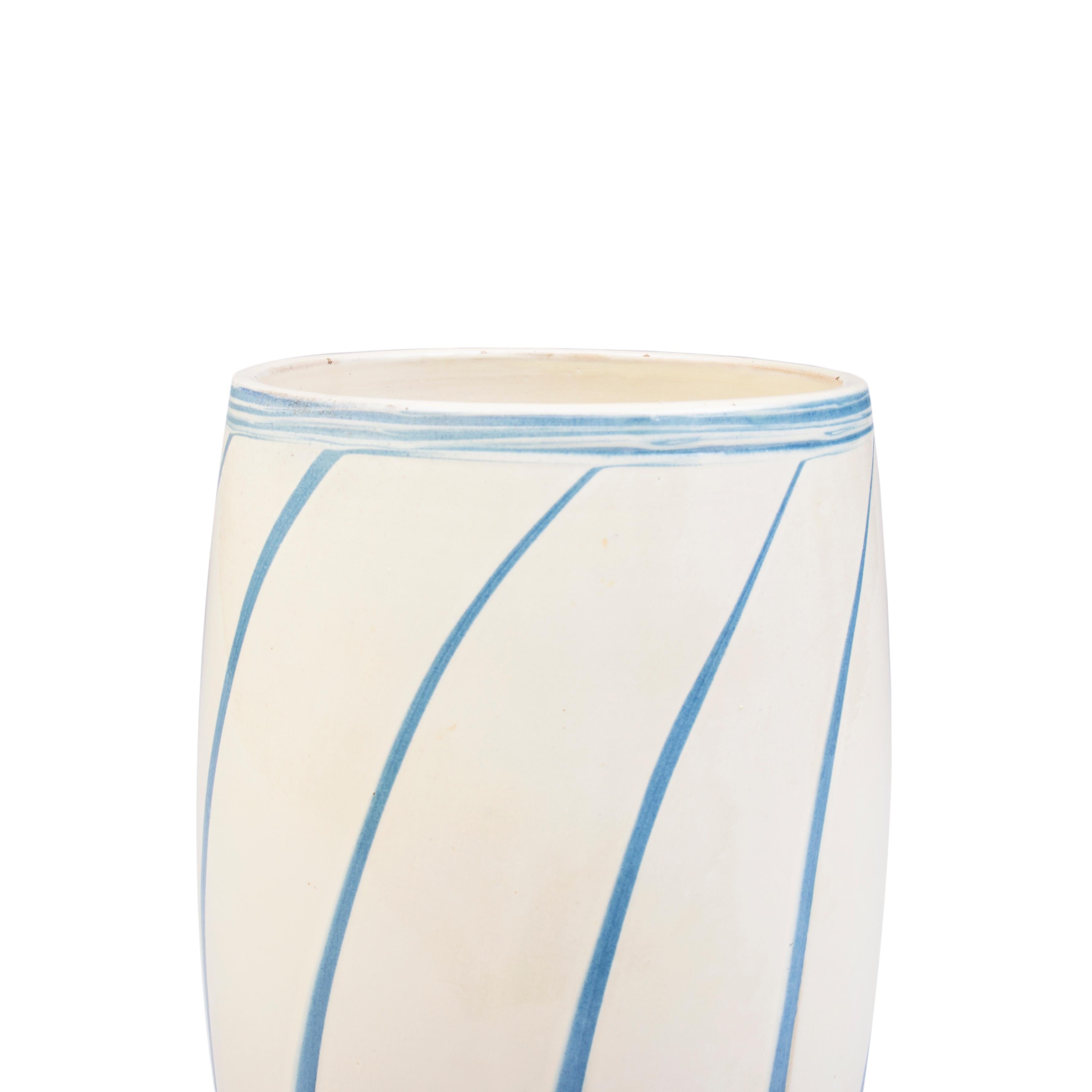 Scandinavo moderno Grande vaso danese con strisce blu chiaro su una base color crema in vendita