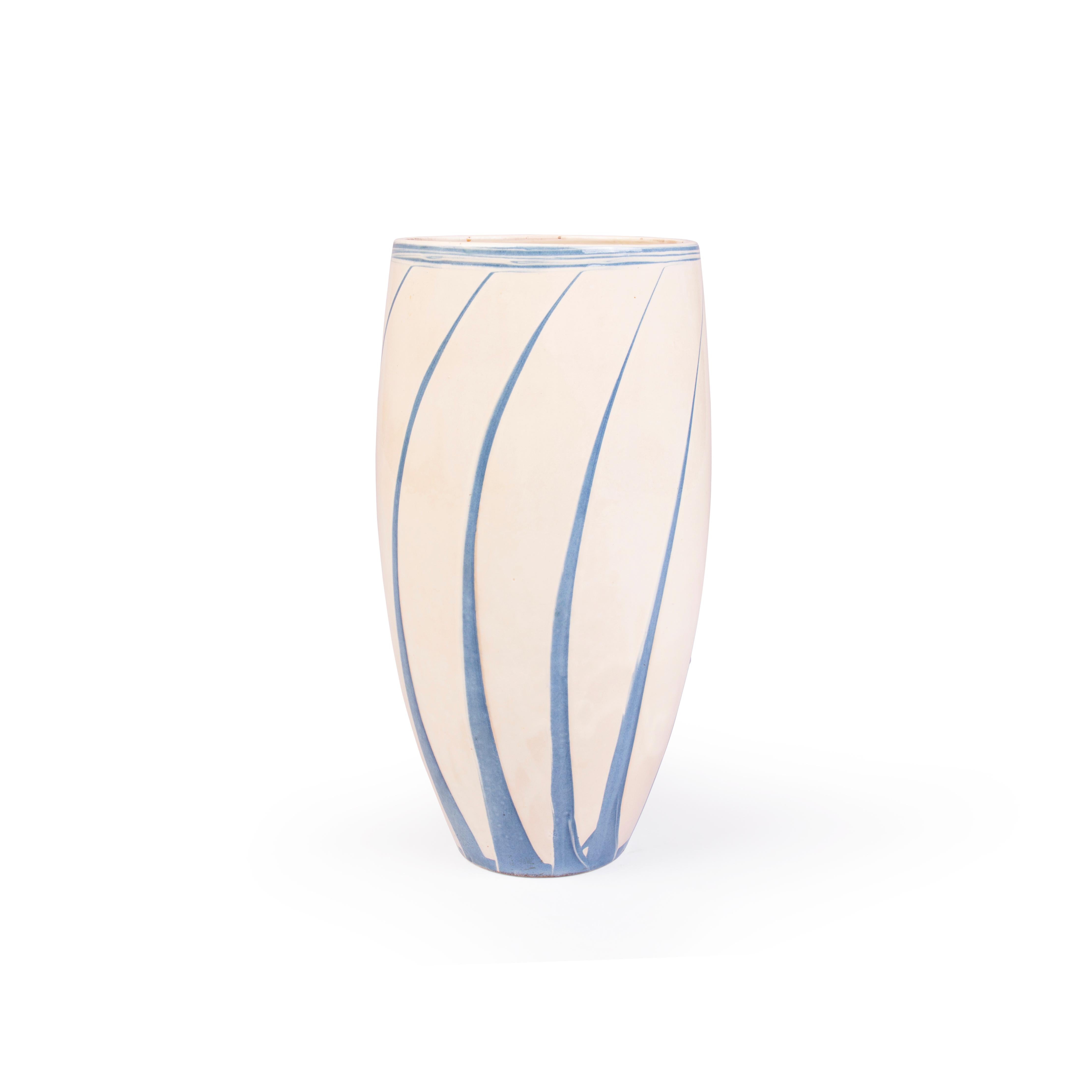 Danese Grande vaso danese con strisce blu chiaro su una base color crema in vendita