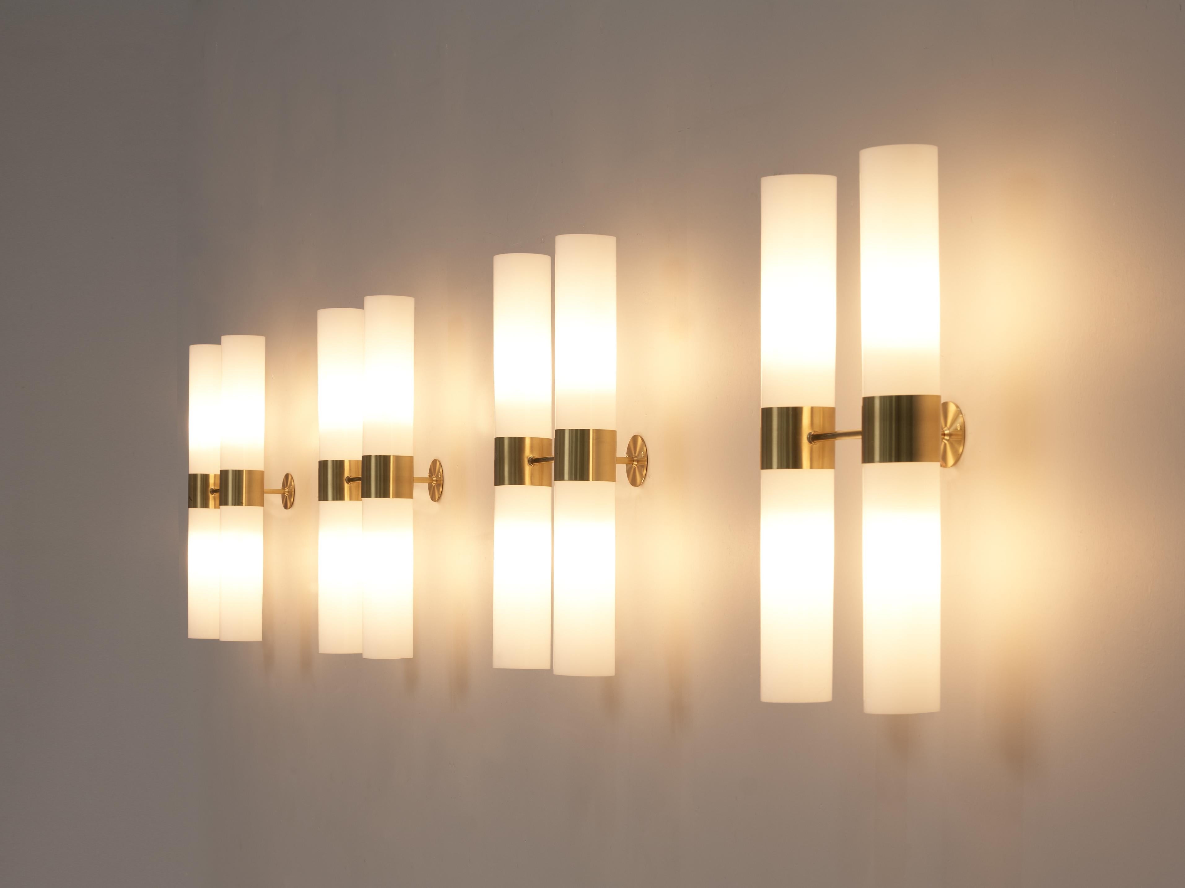 Wall lamps, brass, acrylic, Denmark, 1950s

These elegant 71.5 cm (28.15 in.) long wall lights consist of a brass fixture from which two arms with two shades each are adjusted. Two acrylic shades on each arm create a strong vertical appearance and