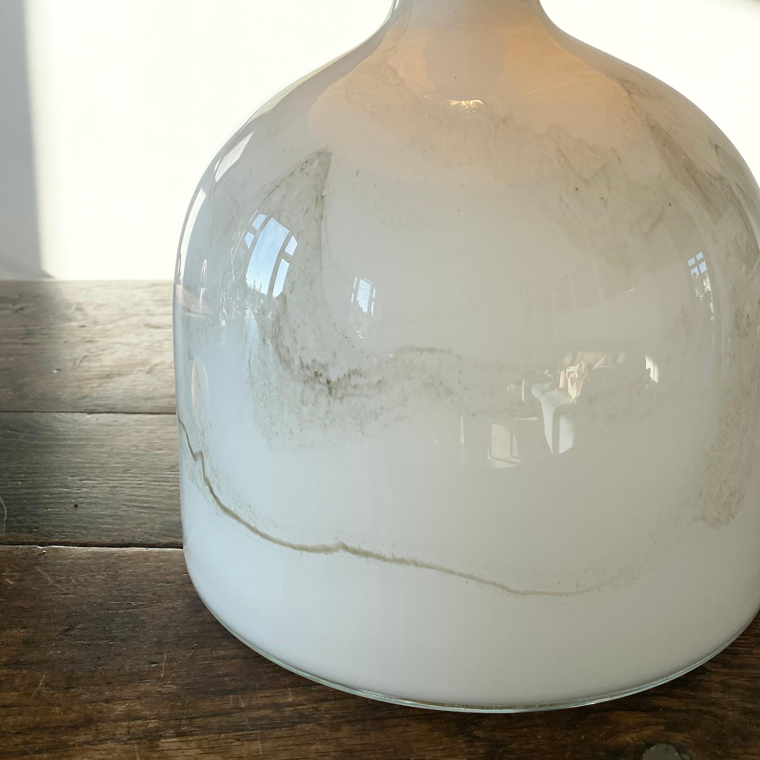 Grande lampe d'art danoise en verre opalin blanc et gris par Michael Bang pour Holmegaard en vente 7