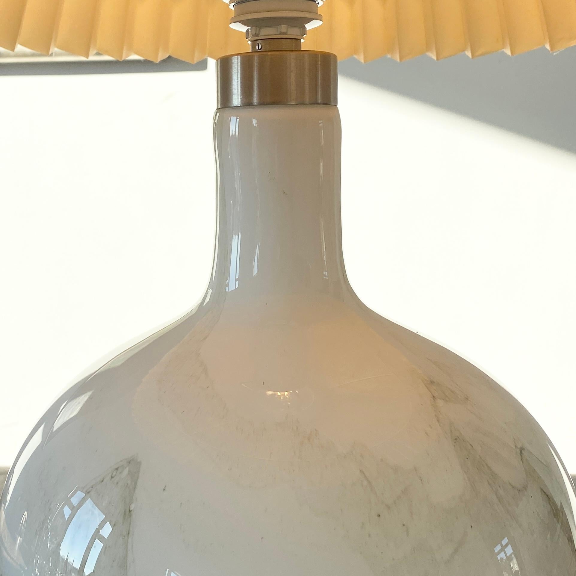 Fait main Grande lampe d'art danoise en verre opalin blanc et gris par Michael Bang pour Holmegaard en vente