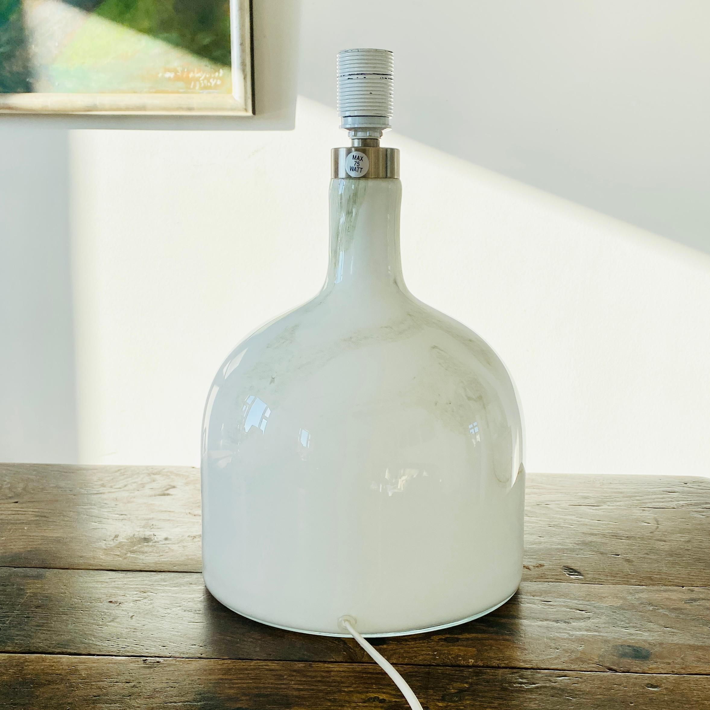 Verre brun Grande lampe d'art danoise en verre opalin blanc et gris par Michael Bang pour Holmegaard en vente