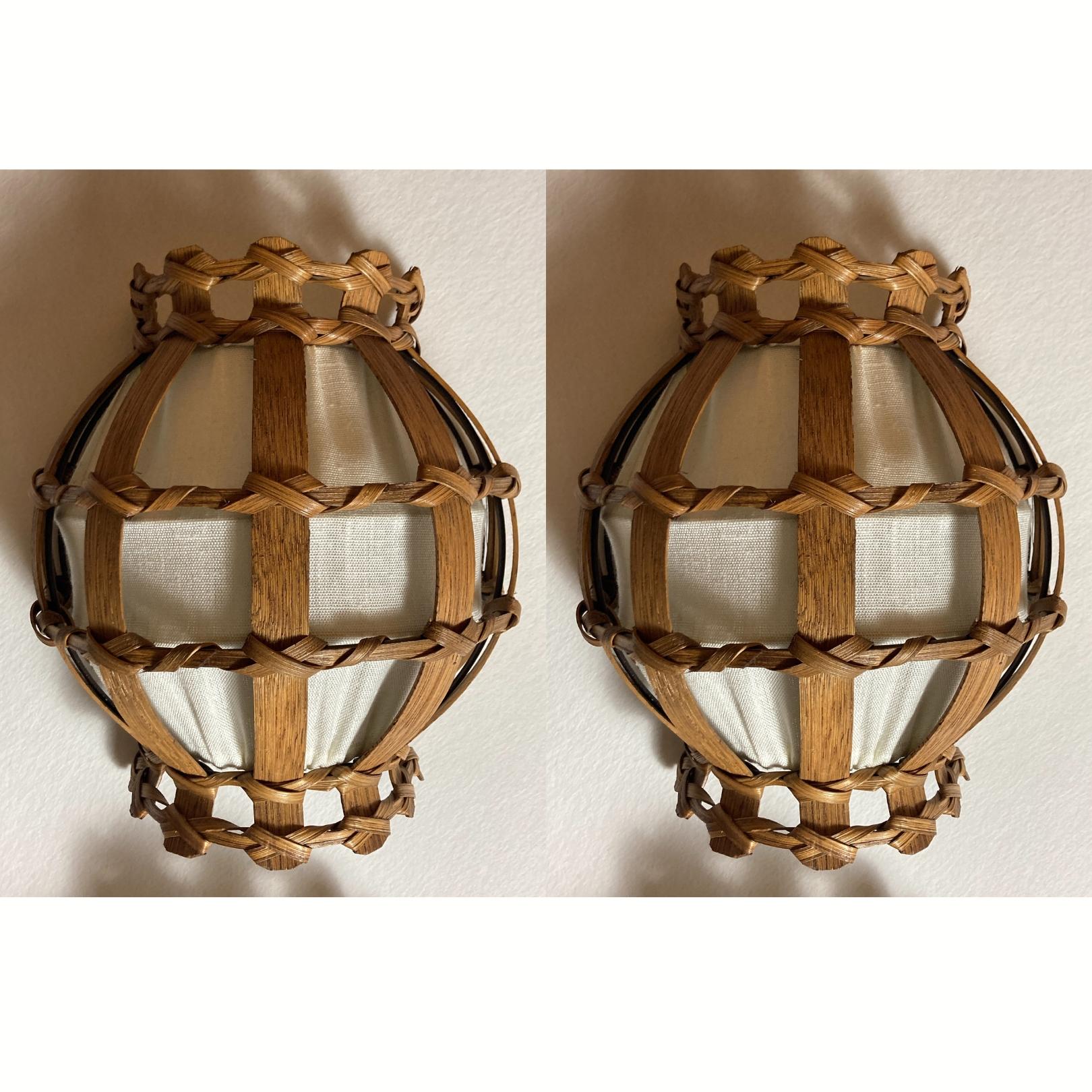 Wunderschönes Set aus 2 großen Wandleuchtern aus gebogenem Holzfurnier und Baumwolle ( H30 cm B 28 cm ). Die Lampen sind in tollem Vintage-Zustand und haben keine nennenswerten Mängel. Die Leuchter haben alle ihre Originalhalterung, so dass sie sehr