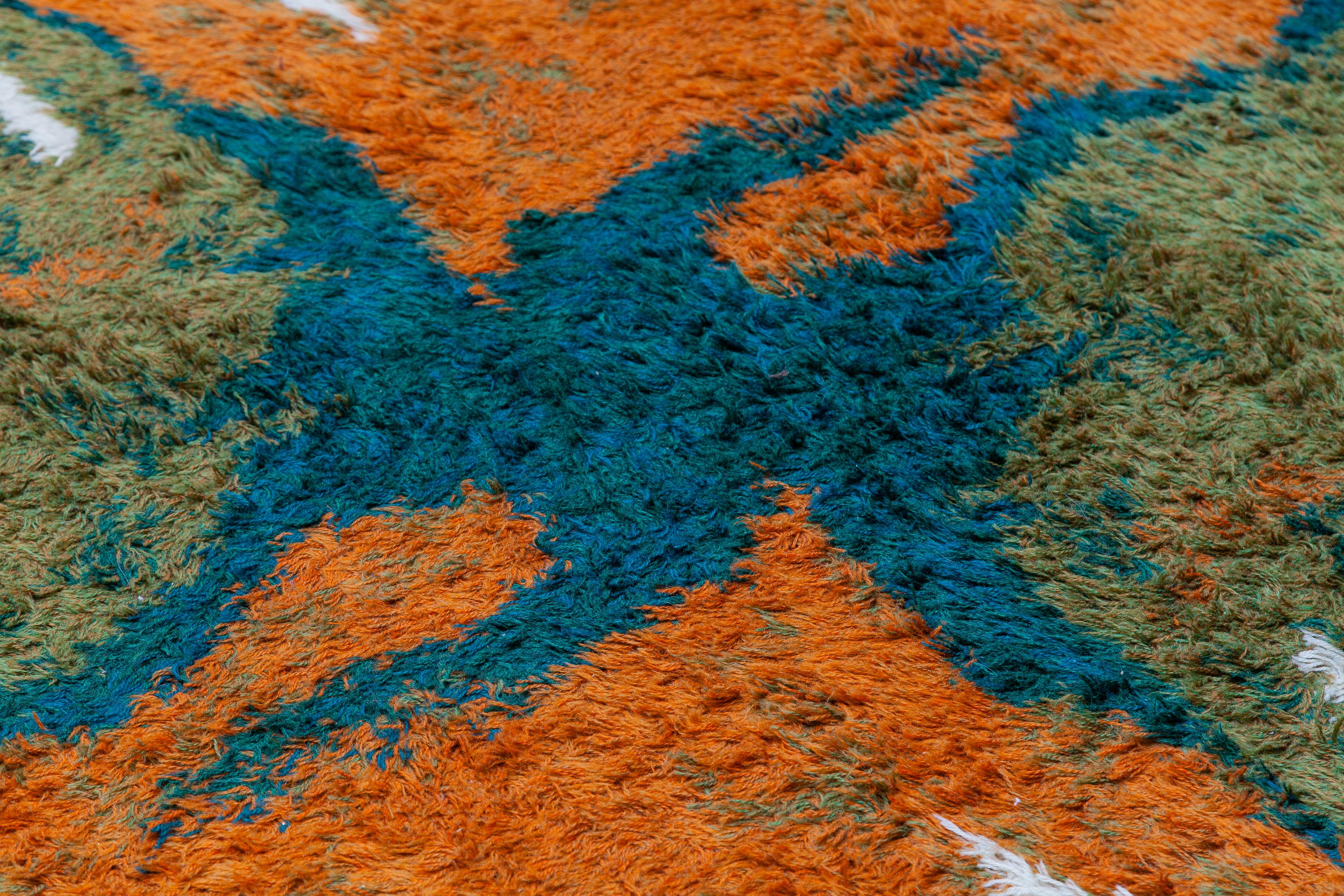Vintage-Teppich aus der Mitte des Jahrhunderts:: entworfen von Ege Rya:: Dänemark. Er ist aus einem Wollflor mit fantastischen Farben in Orange:: Grün:: Blau und Creme gefertigt. Modernes Design in einer hochwertigen dänischen Rya-Webtechnik.