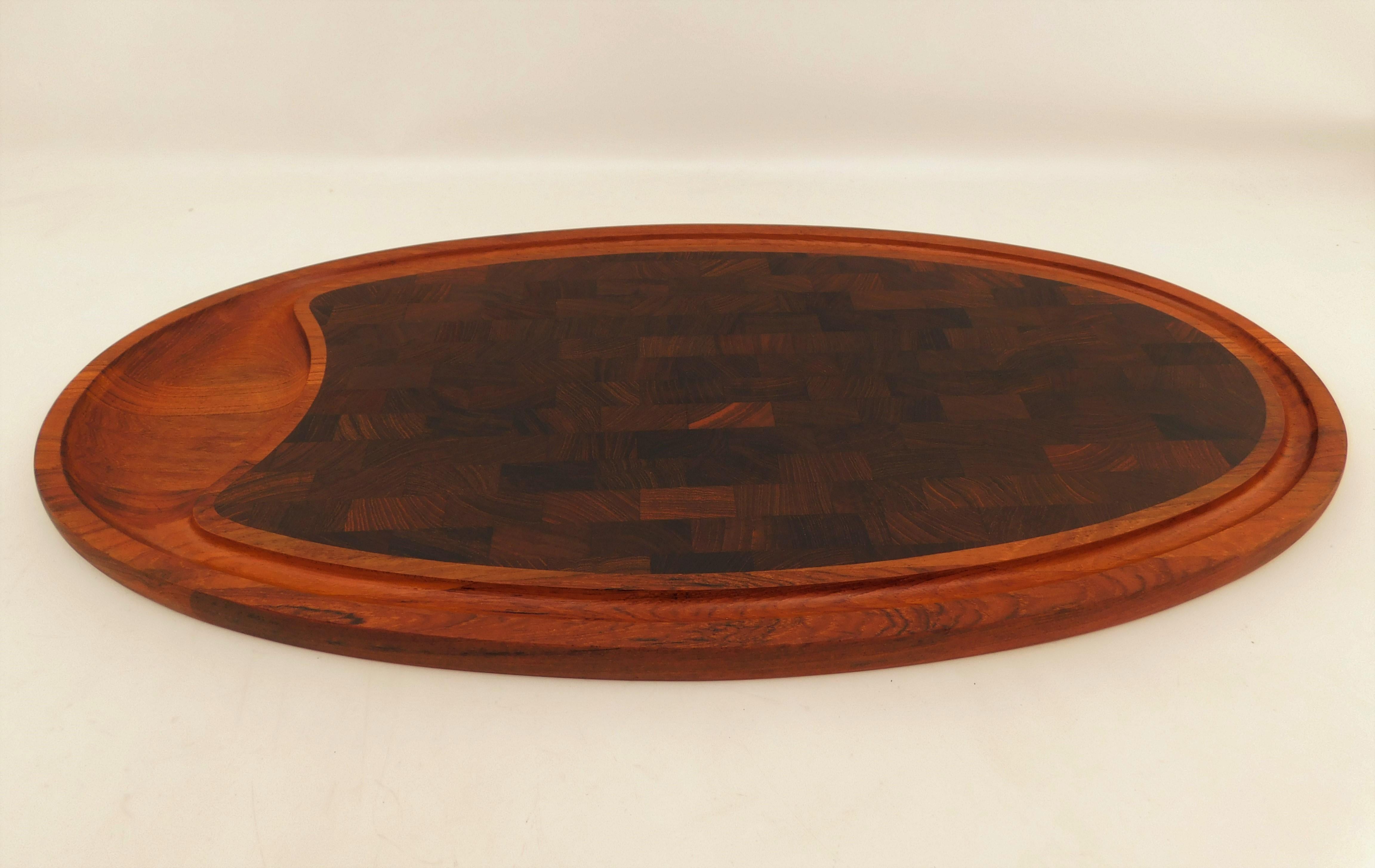 Large mid-century Scandinavian Modern cutting board serving tray in teak wood designed by Jens H. Quistgaard for Dansk Design, Denmark THQ. This versatile piece is the perfect tool for carving and serving featuring a hardwood end grain center and