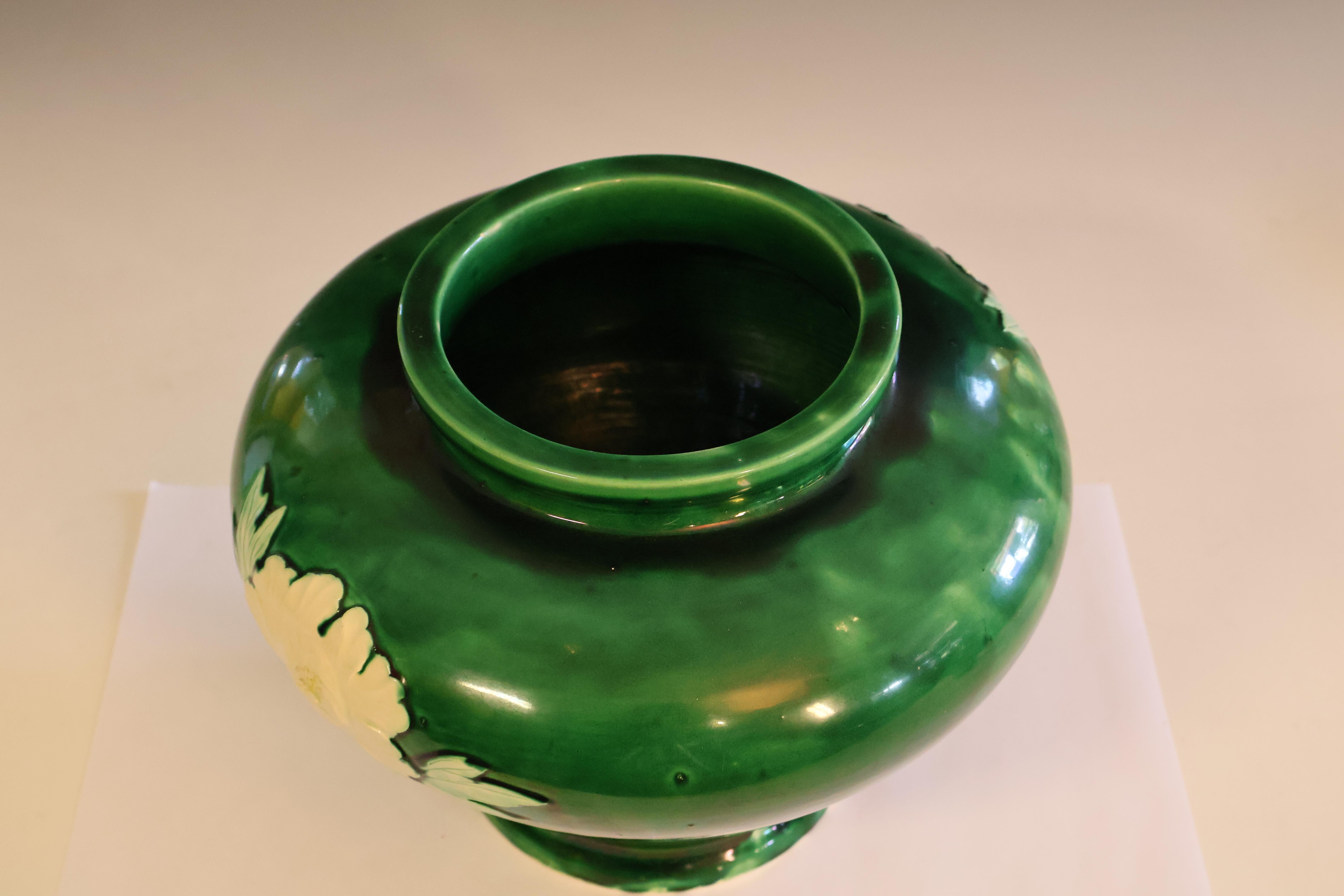 Large Danto-Awaji Pottery with Sprigged Peonies on a Green Ground In Good Condition For Sale In Wilton, CT