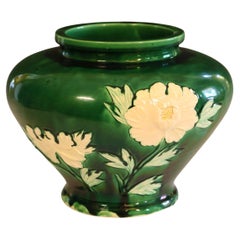Gran Danto-Awaji Pottery con peonías en ramitas sobre fondo verde