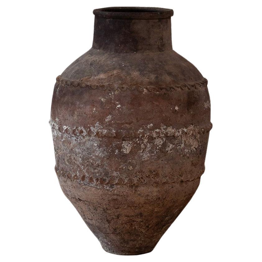 Große dunkelbraune Bodenvase aus mediterraner Keramik im antiken Stil