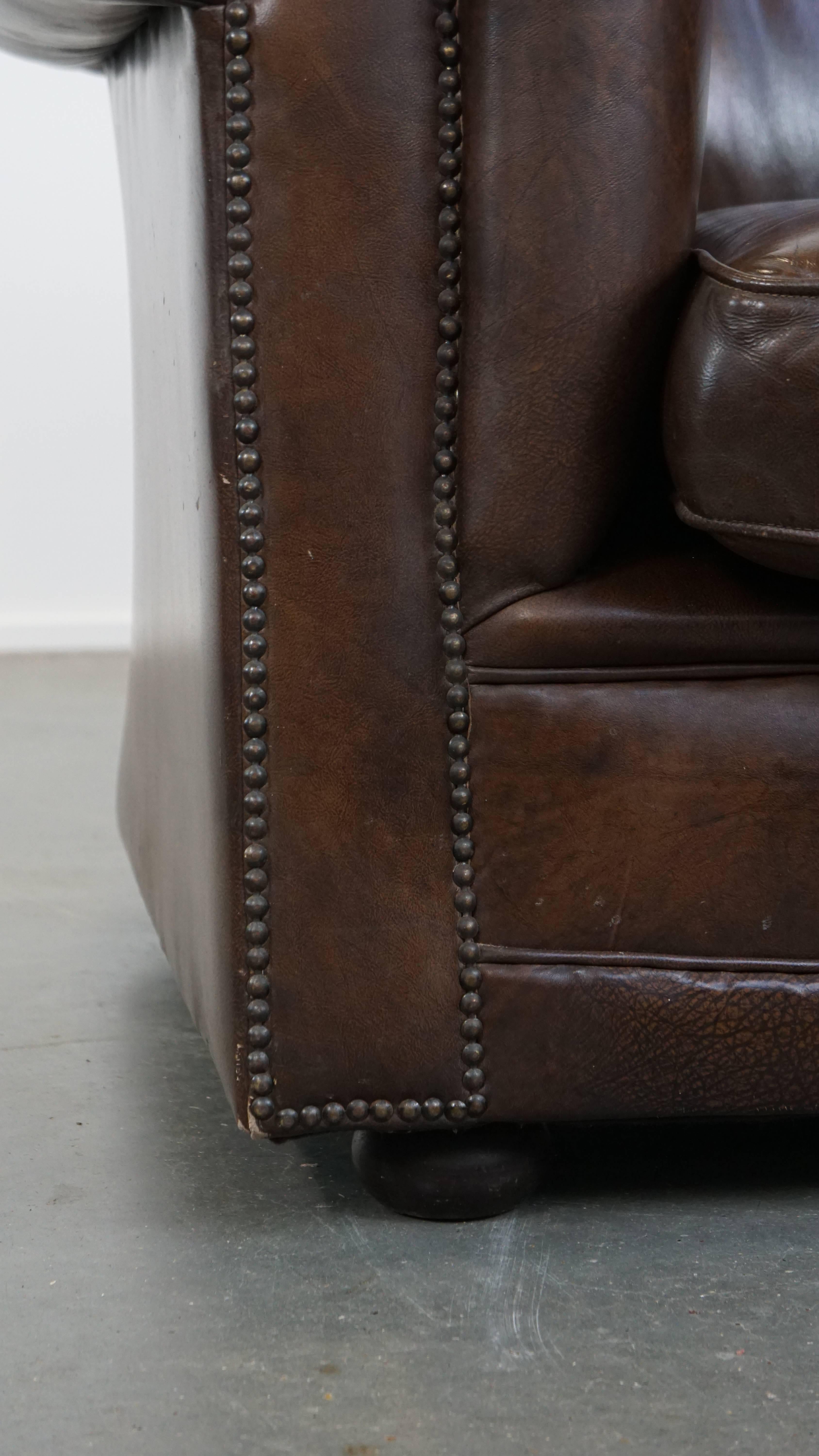 Large Dark Cowhide Leather English-Style Chesterfield Armchair For Sale 4