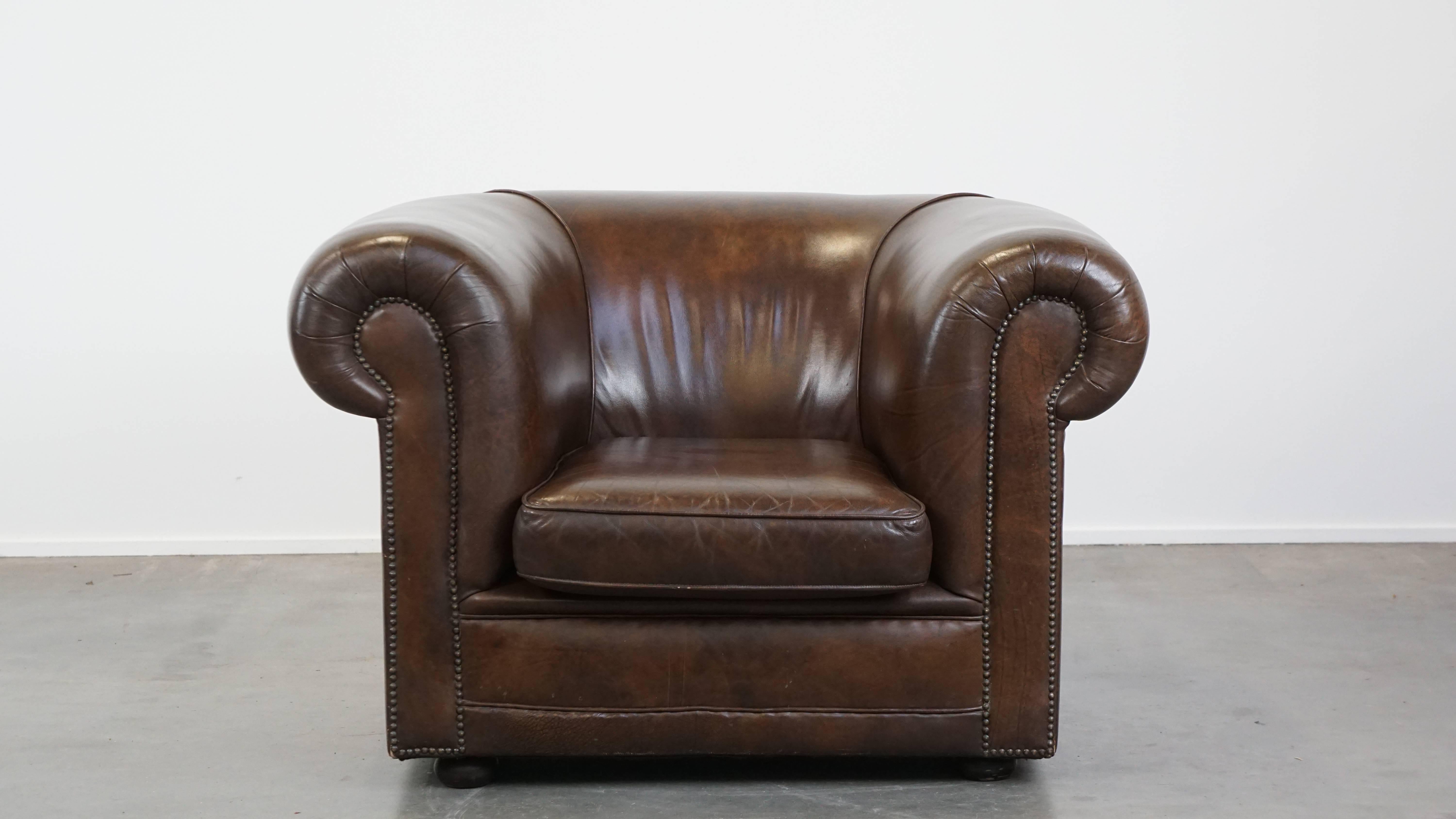 Are you drawn to the charm of English-style Chesterfield furniture but prefer a design without deep button tufting? Then this is exactly what you’re looking for! This large smooth cowhide leather armchair will fit perfectly into your vision. Its