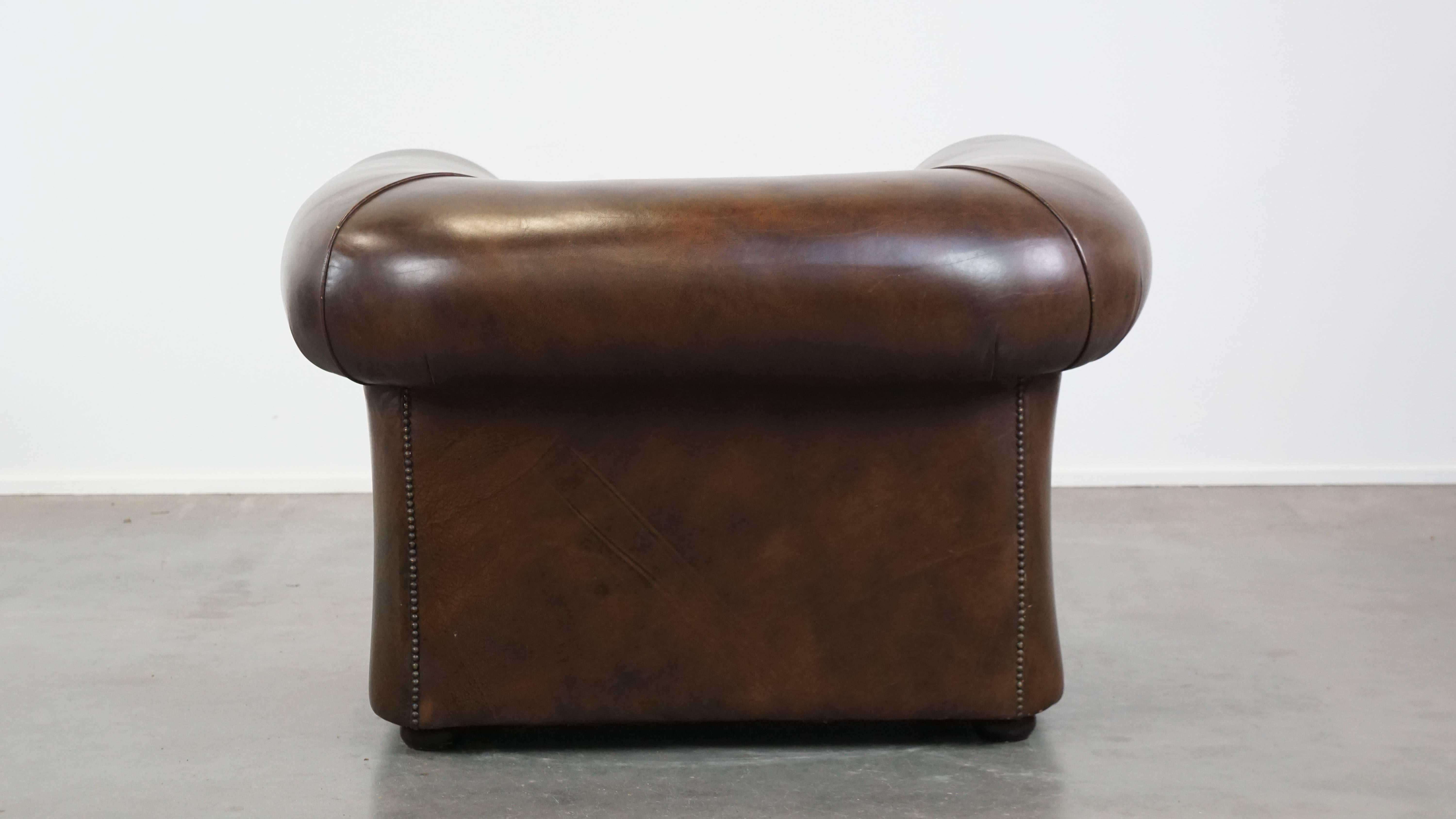 Hand-Crafted Large Dark Cowhide Leather English-Style Chesterfield Armchair For Sale