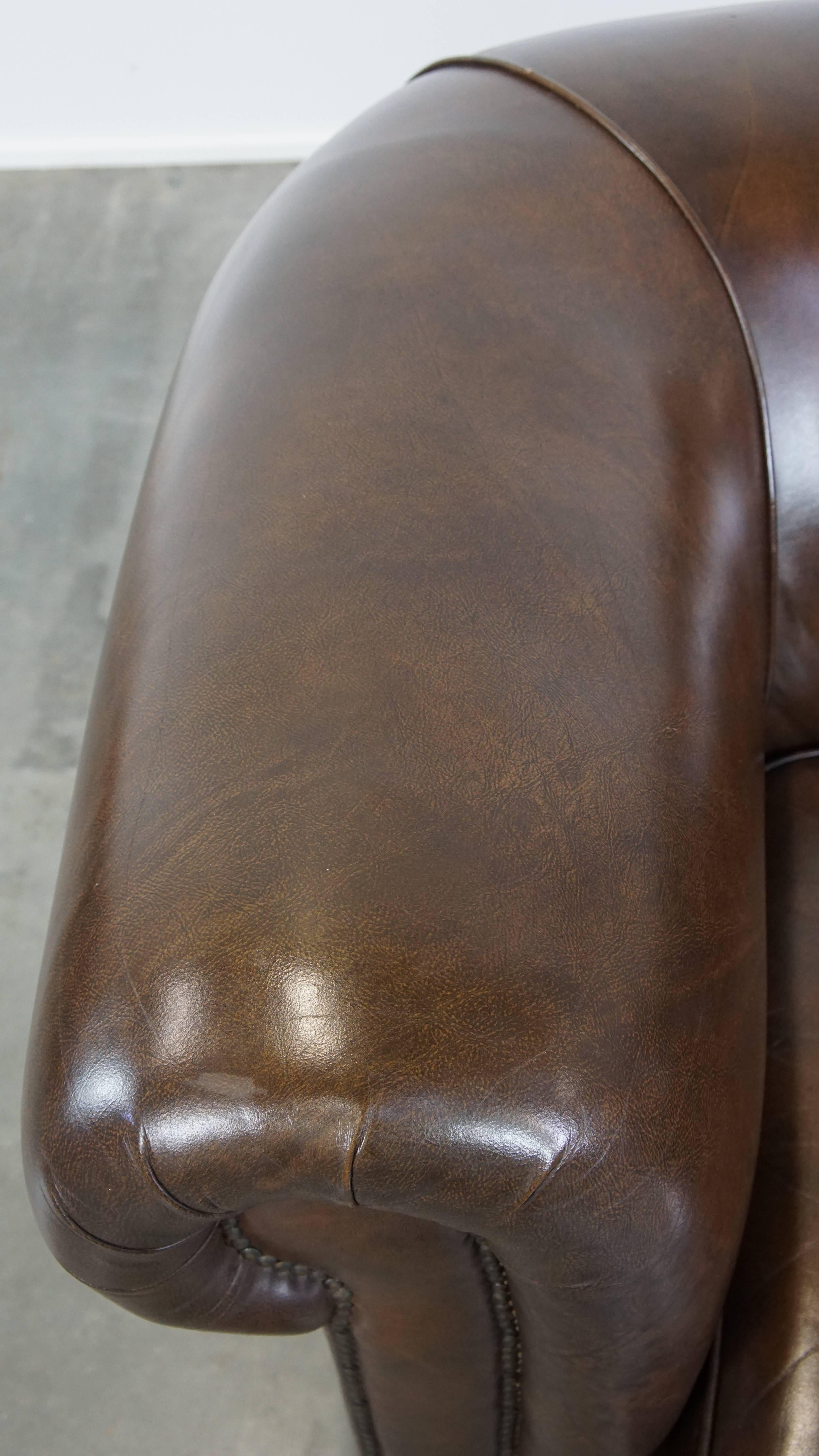 Large Dark Cowhide Leather English-Style Chesterfield Armchair For Sale 1
