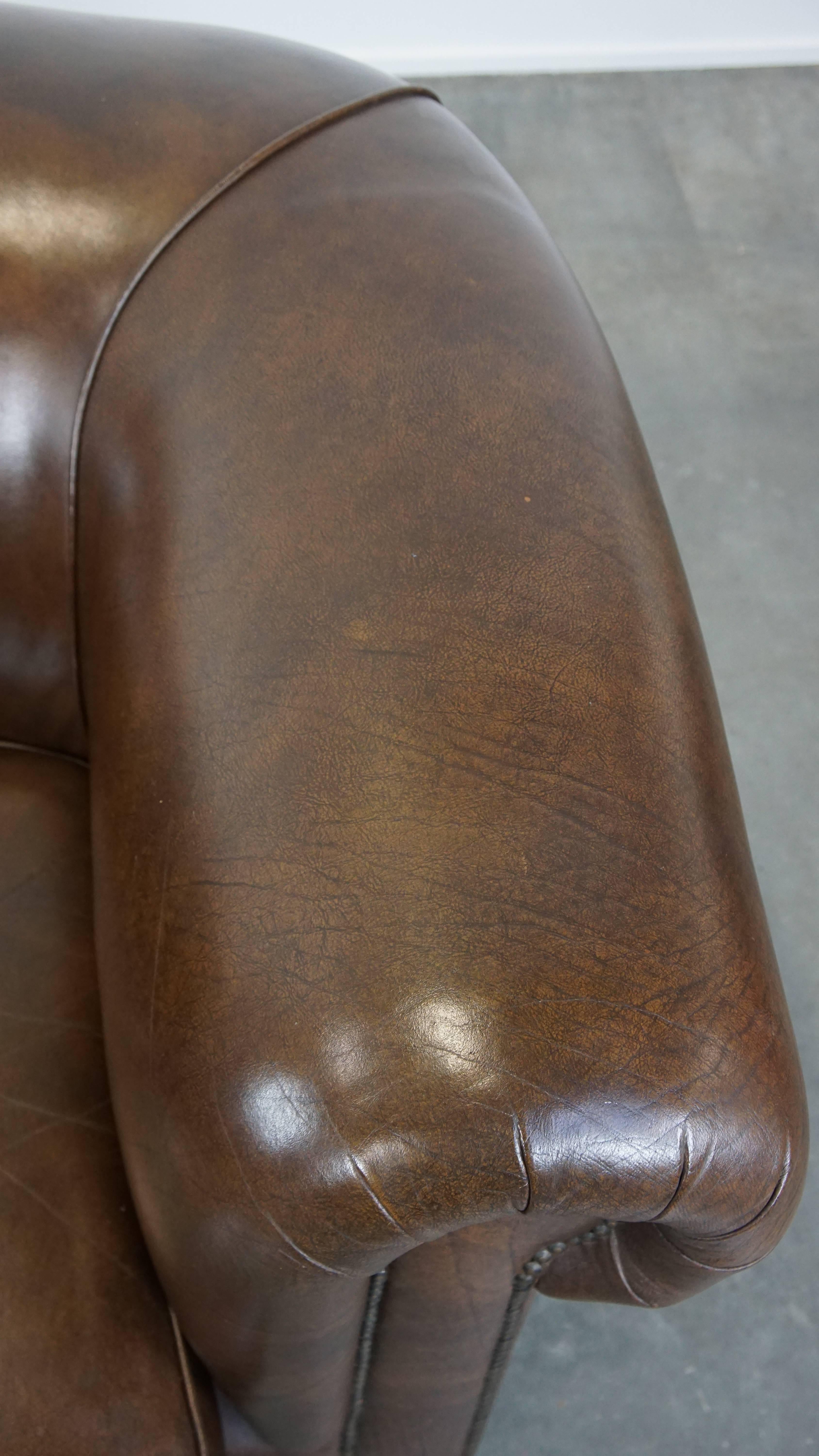 Large Dark Cowhide Leather English-Style Chesterfield Armchair For Sale 2