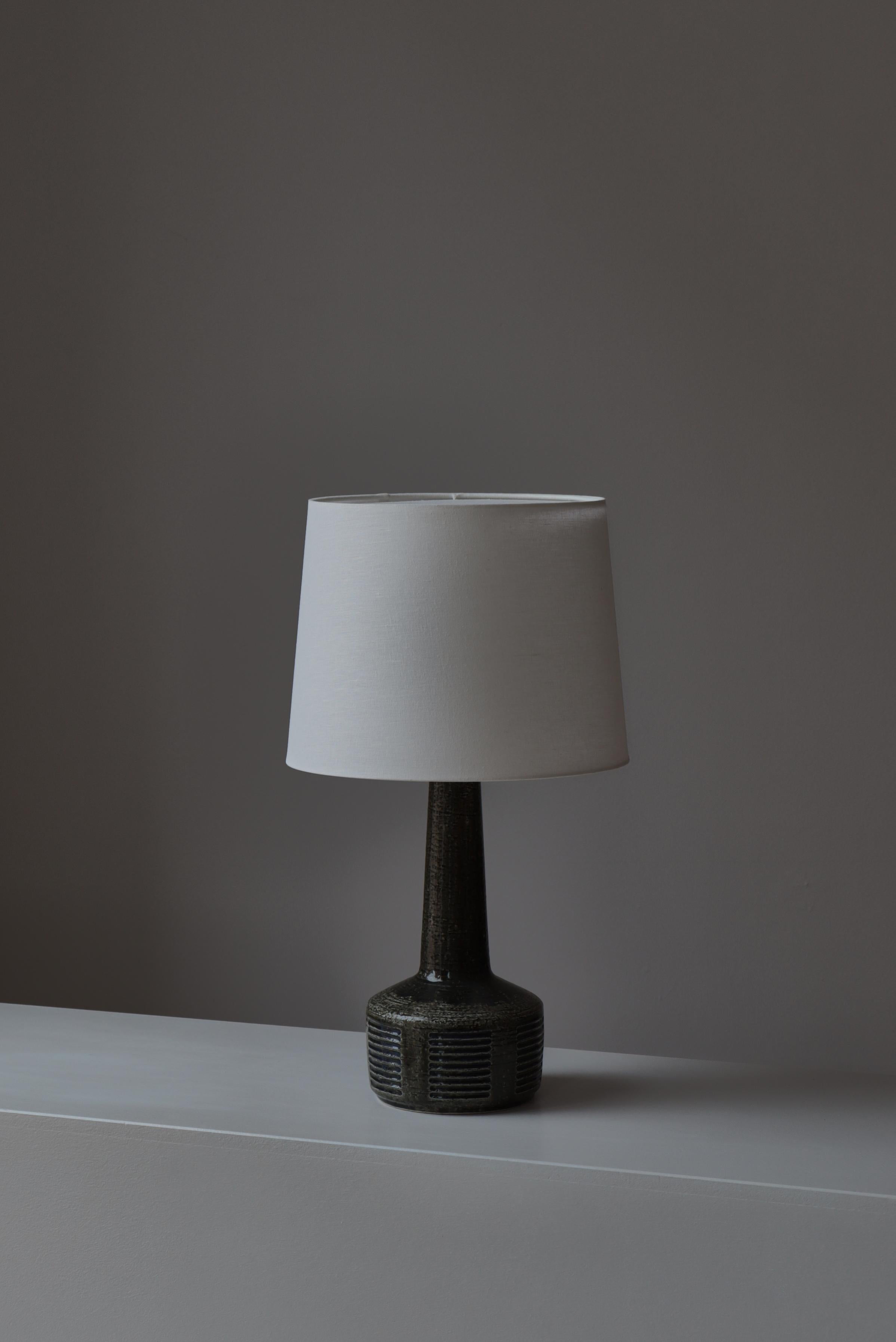 Magnifique et unique grande lampe de table en grès chamotté à glaçure vert foncé de Per Linneman-Schmidt pour Palshus, Danemark. Fabriqué dans les années 1960. Marqué en dessous par le fabricant. Nouvel abat-jour en lin blanc.

Per
