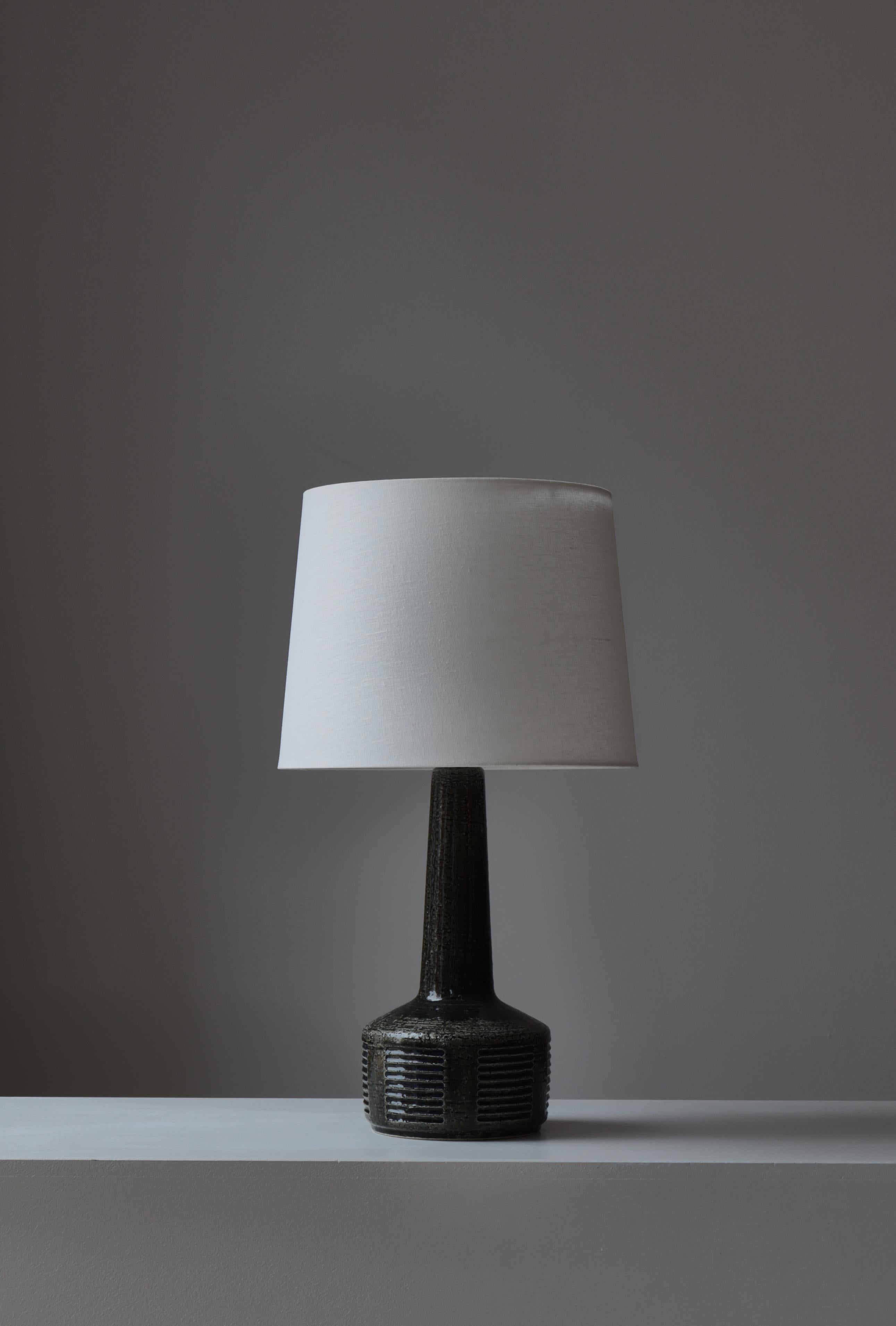 Scandinave moderne Grande lampe de table en grès émaillé bleu vert foncé par Palshus, Danemark, années 1960 en vente