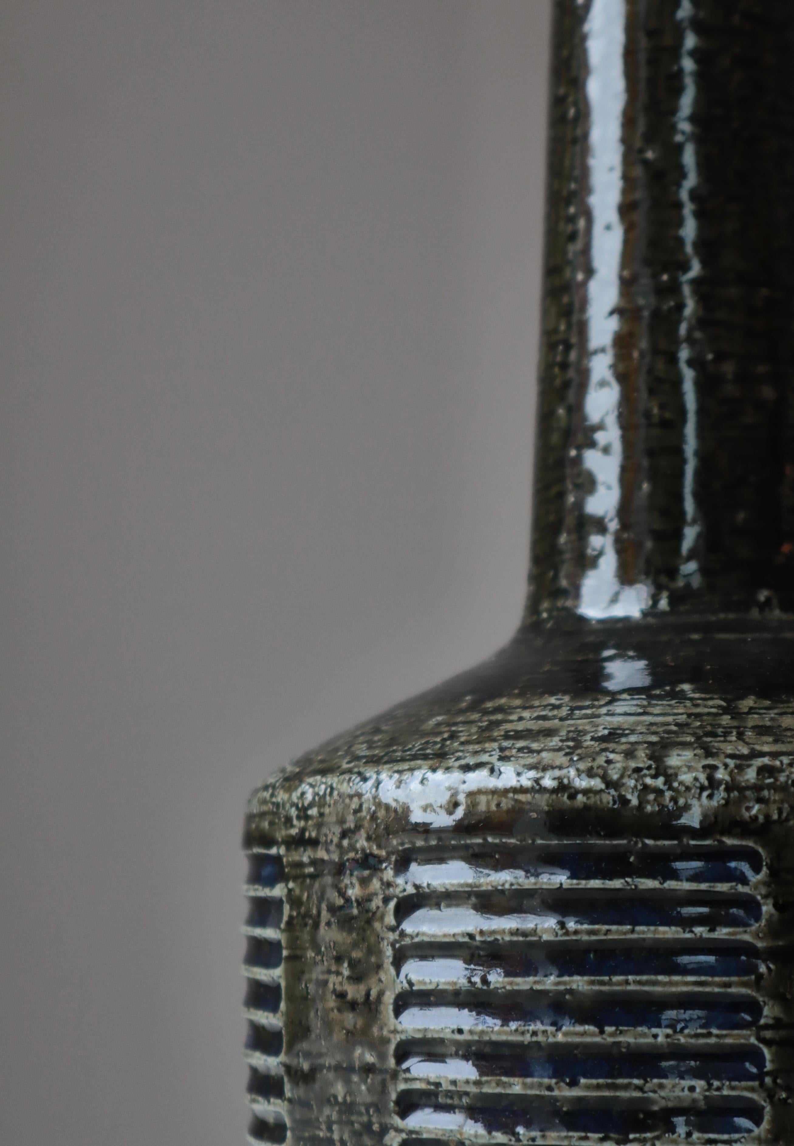 Danois Grande lampe de table en grès émaillé bleu vert foncé par Palshus, Danemark, années 1960 en vente