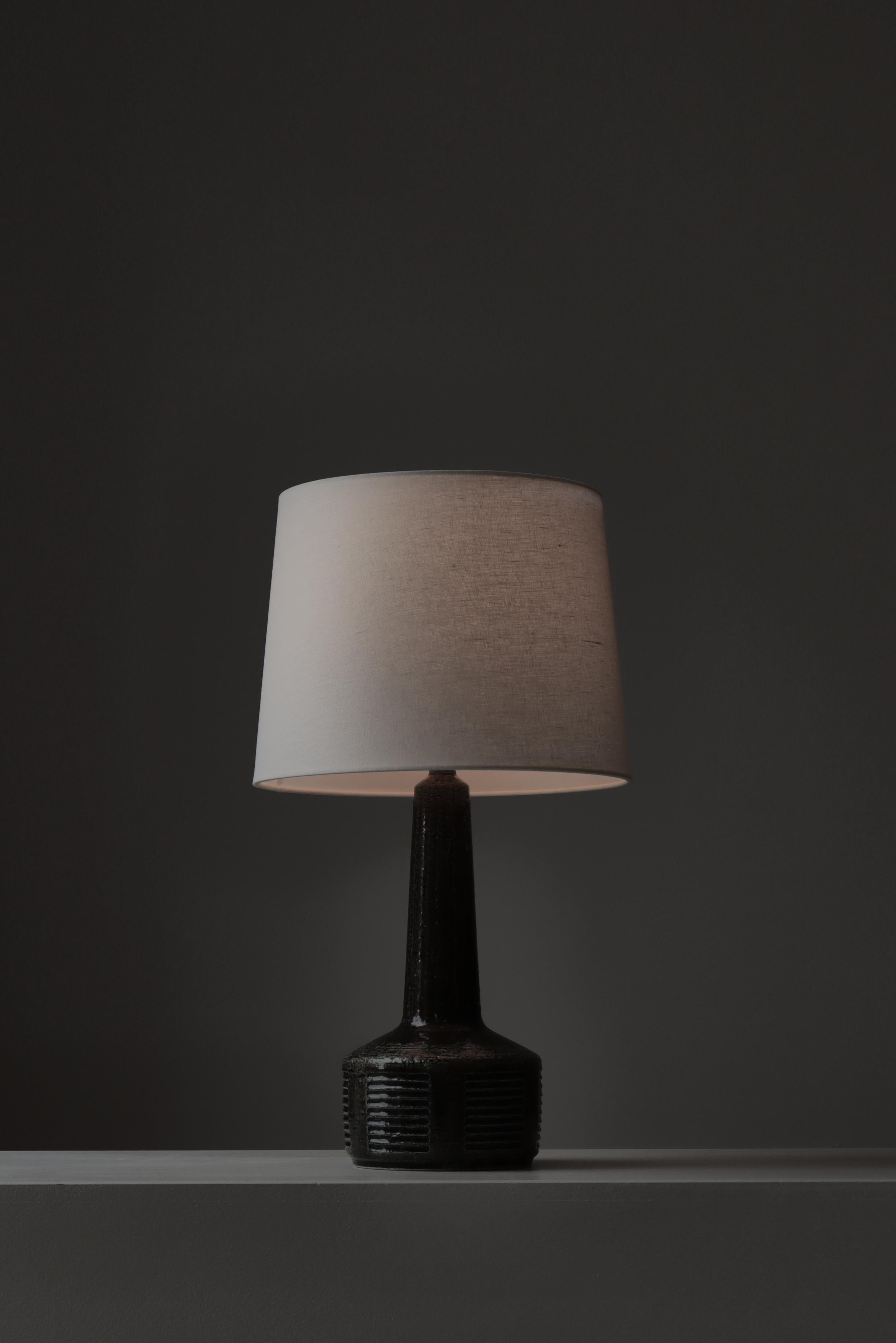 Grande lampe de table en grès émaillé bleu vert foncé par Palshus, Danemark, années 1960 Bon état - En vente à Odense, DK