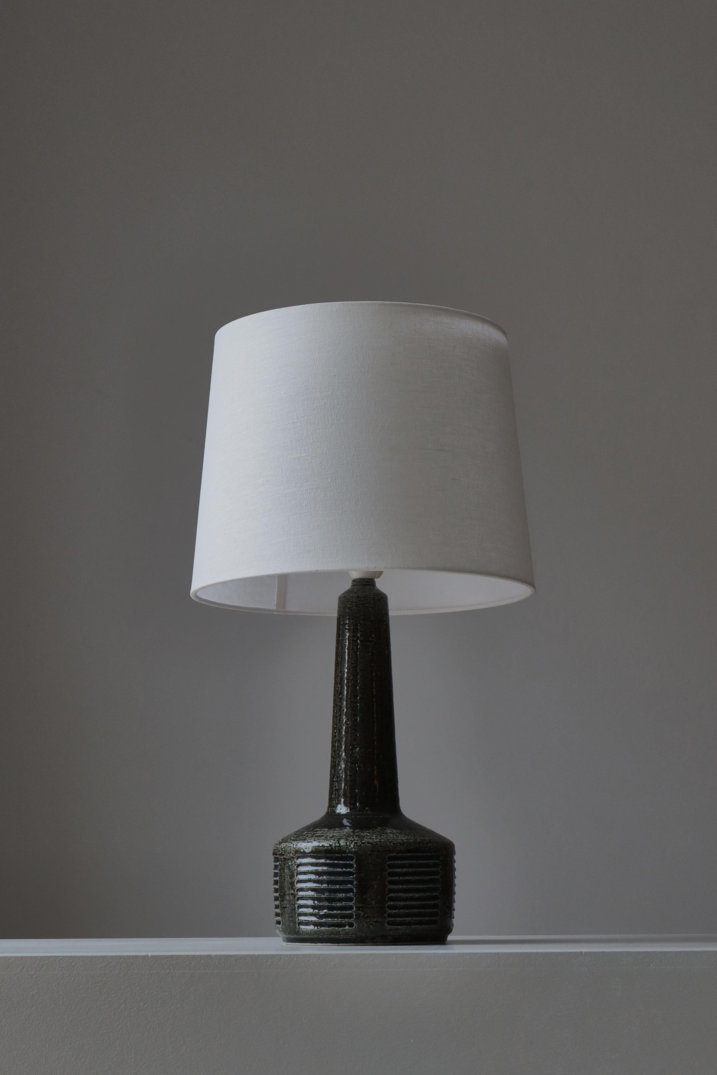 Grès Grande lampe de table en grès émaillé bleu vert foncé par Palshus, Danemark, années 1960 en vente