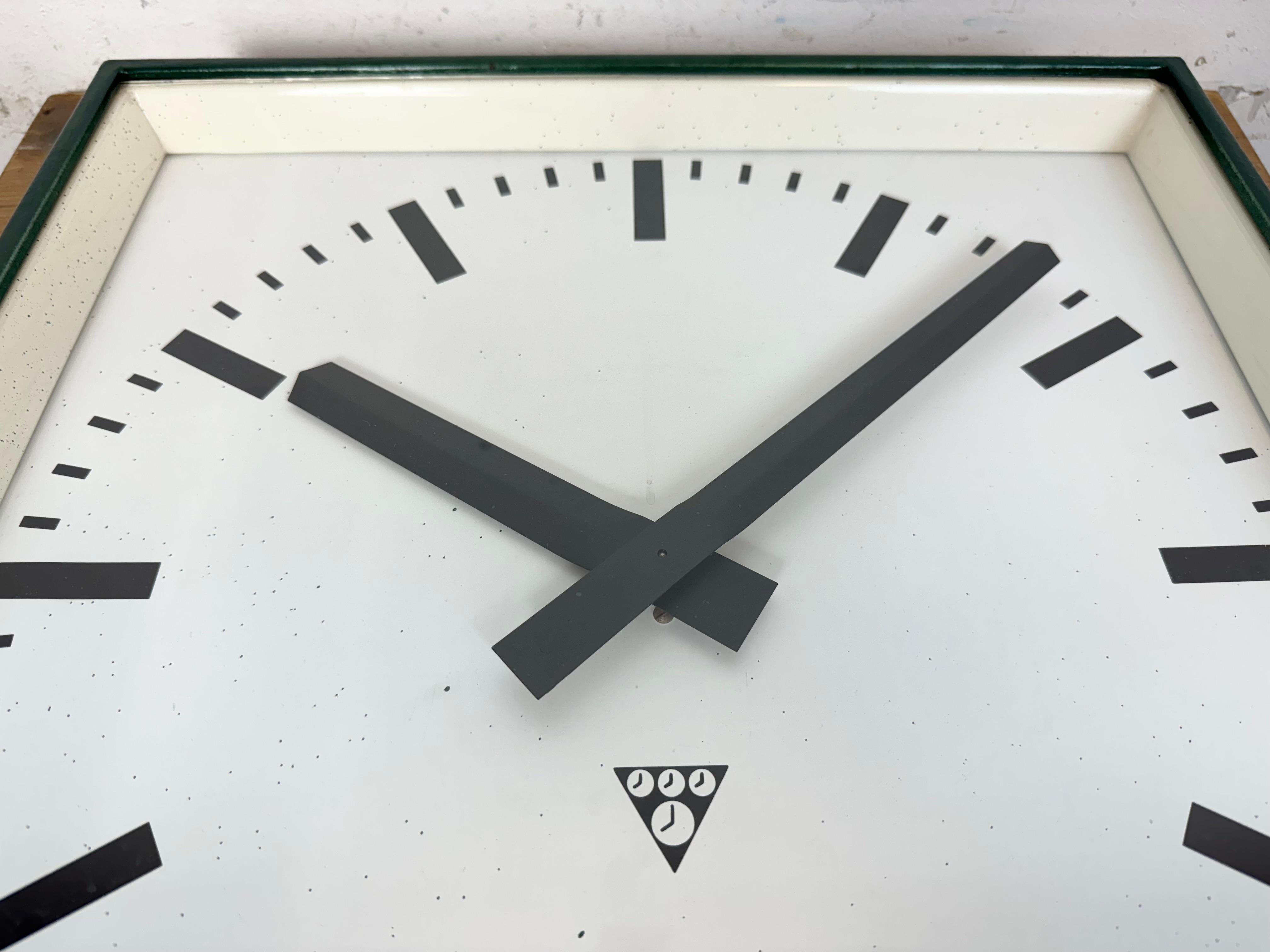 Gran reloj de pared cuadrado industrial verde oscuro de Pragotron, años 70 3