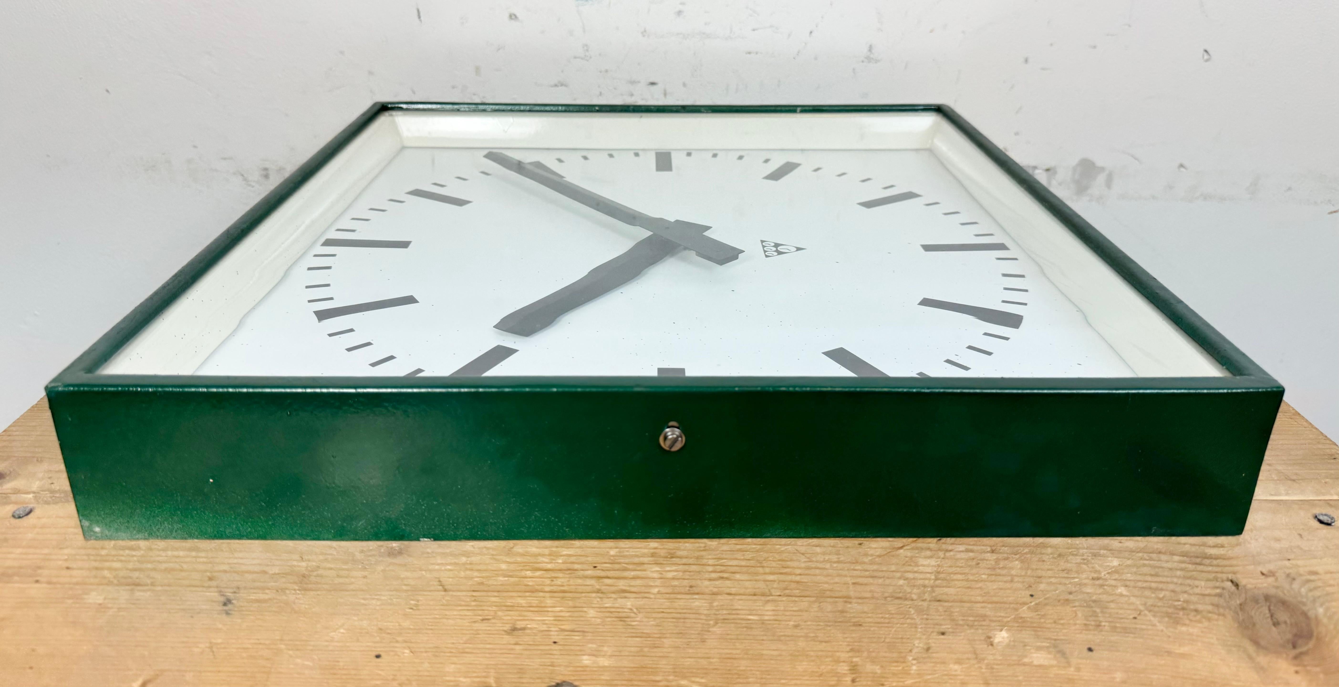 Gran reloj de pared cuadrado industrial verde oscuro de Pragotron, años 70 4