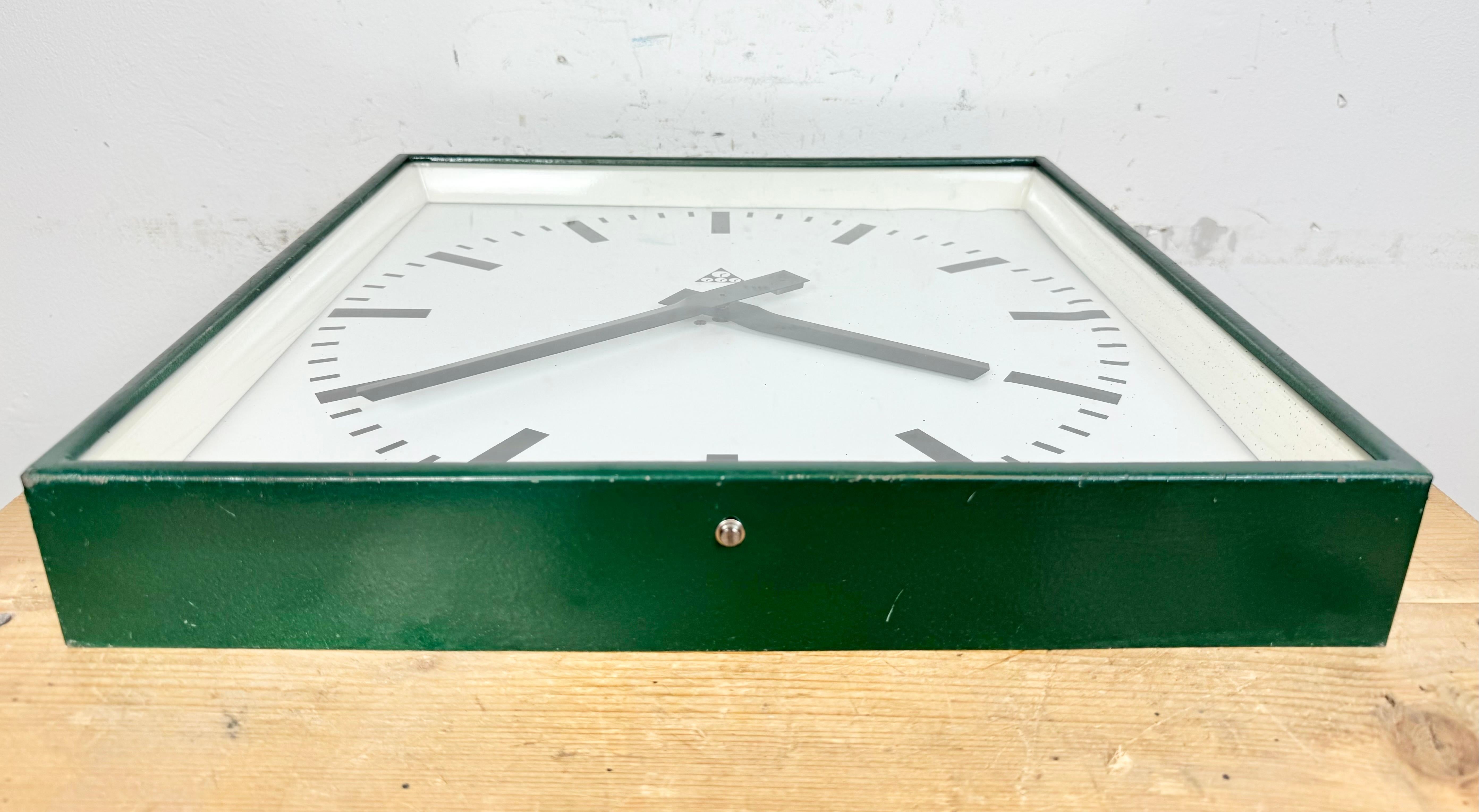 Gran reloj de pared cuadrado industrial verde oscuro de Pragotron, años 70 5