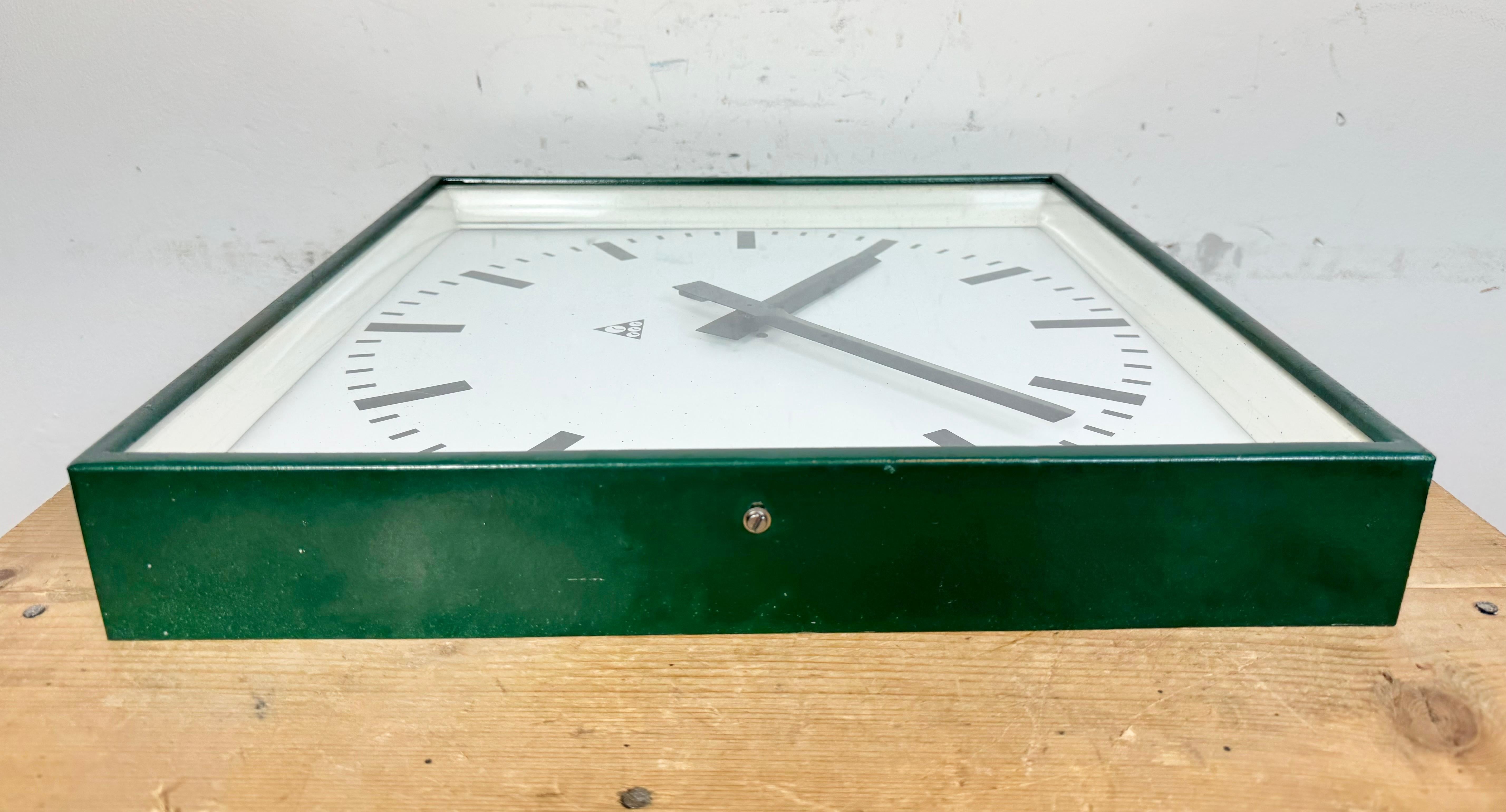 Gran reloj de pared cuadrado industrial verde oscuro de Pragotron, años 70 6