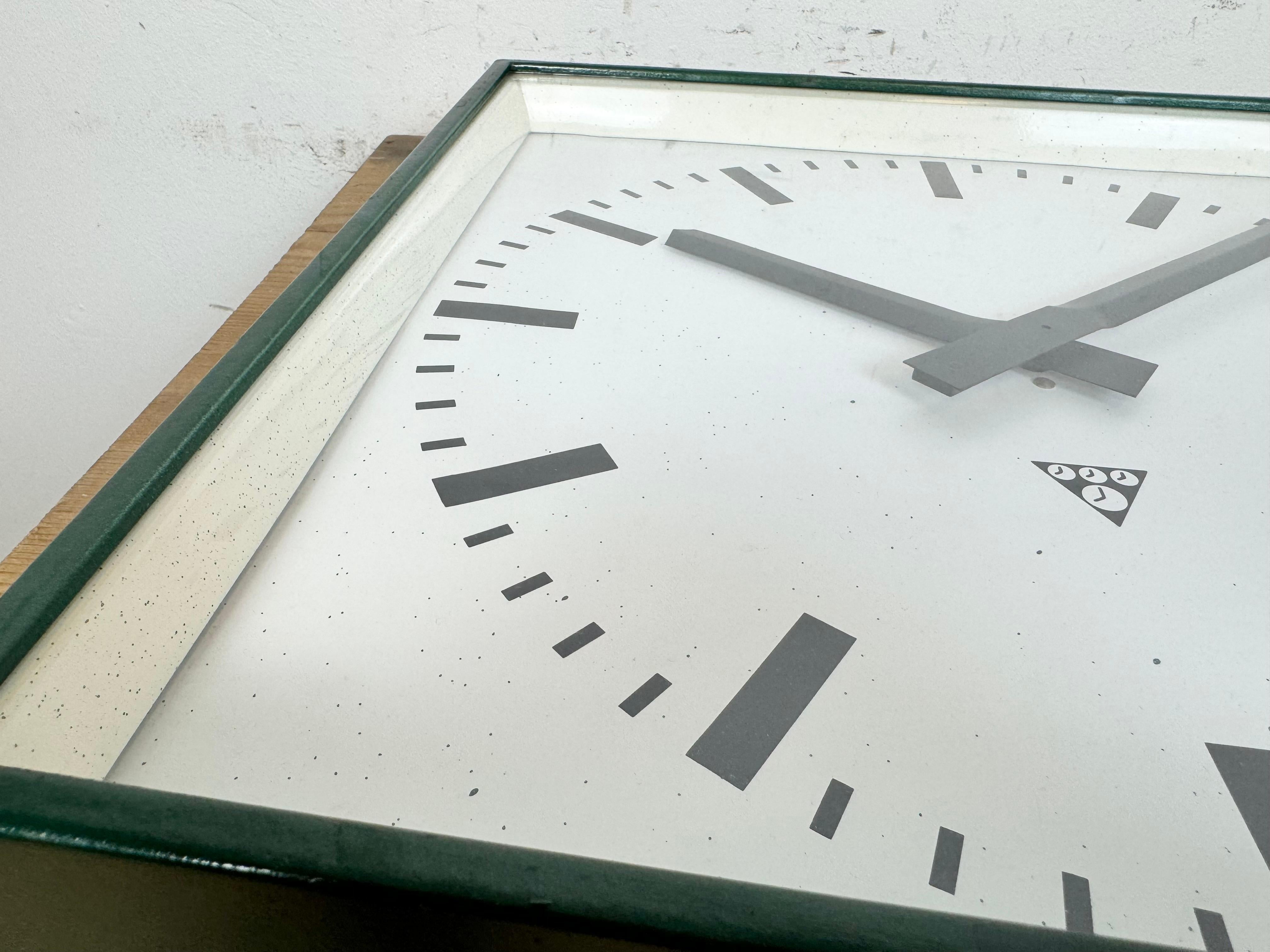 Gran reloj de pared cuadrado industrial verde oscuro de Pragotron, años 70 7