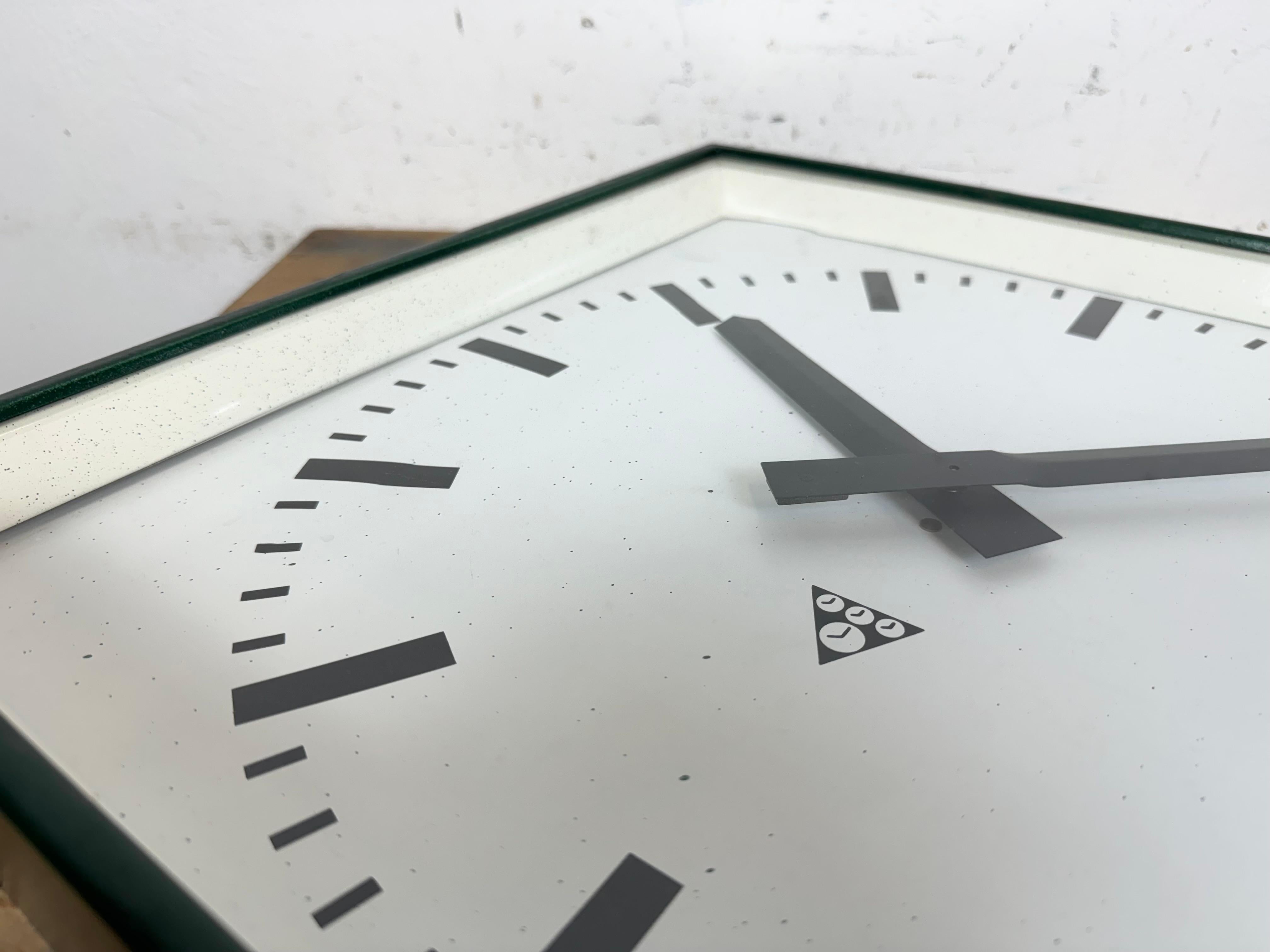 Gran reloj de pared cuadrado industrial verde oscuro de Pragotron, años 70 8