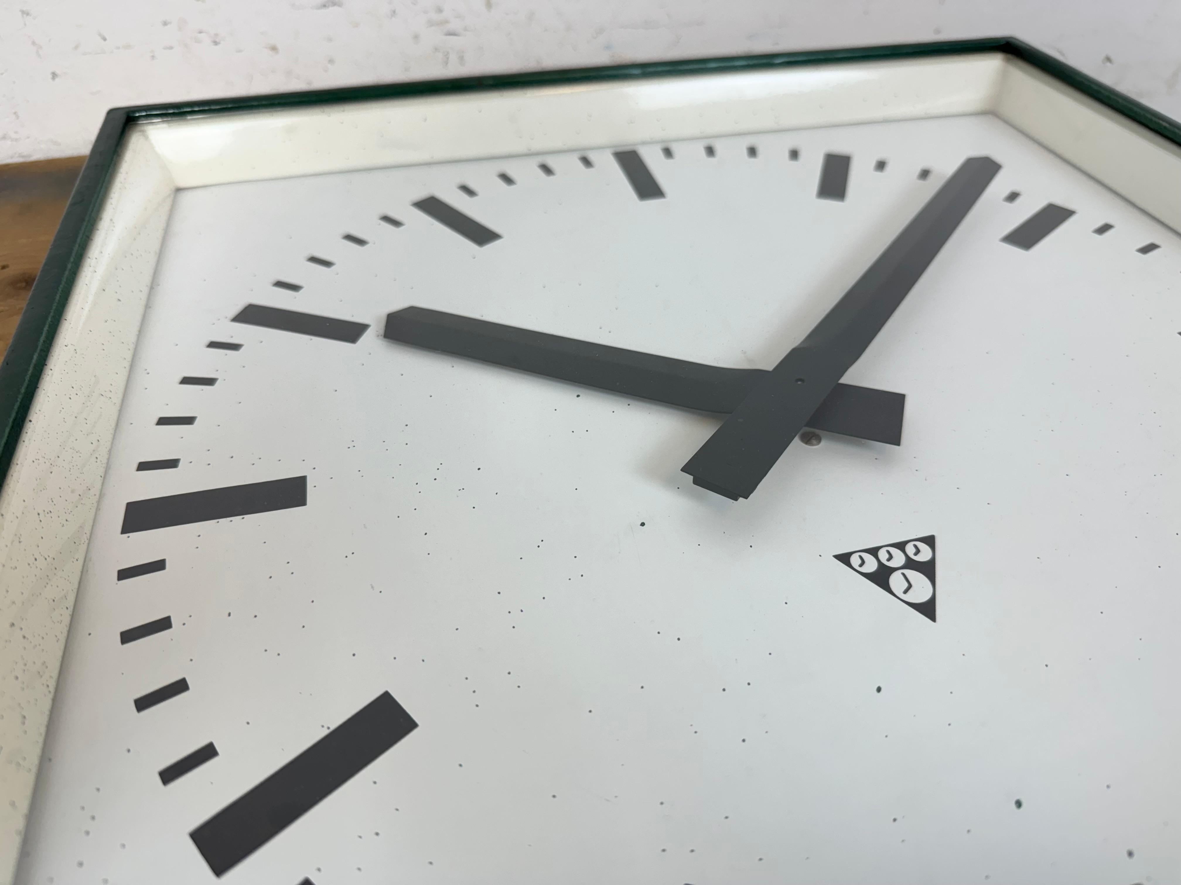 Gran reloj de pared cuadrado industrial verde oscuro de Pragotron, años 70 9