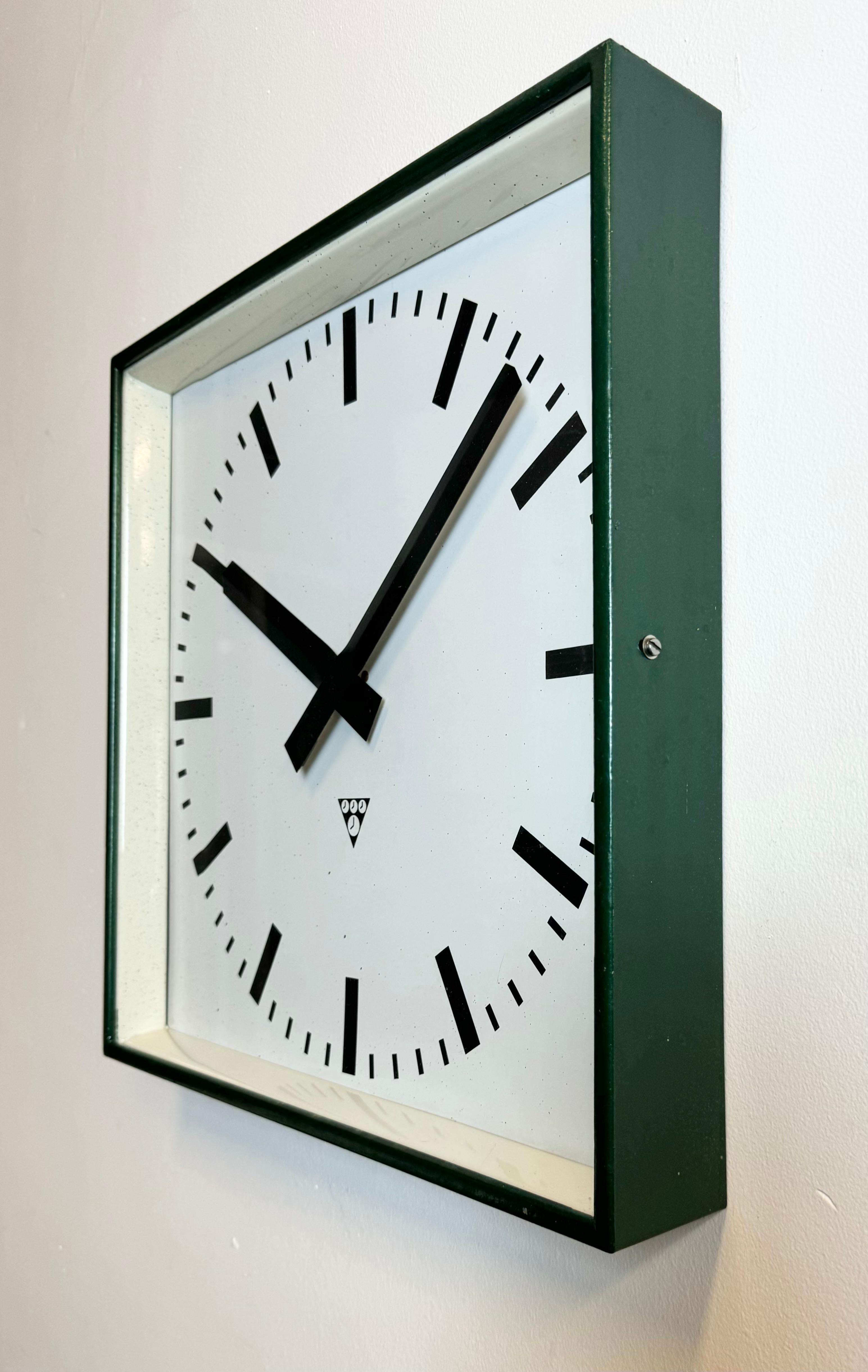 Gran reloj de pared cuadrado industrial verde oscuro de Pragotron, años 70 Industrial