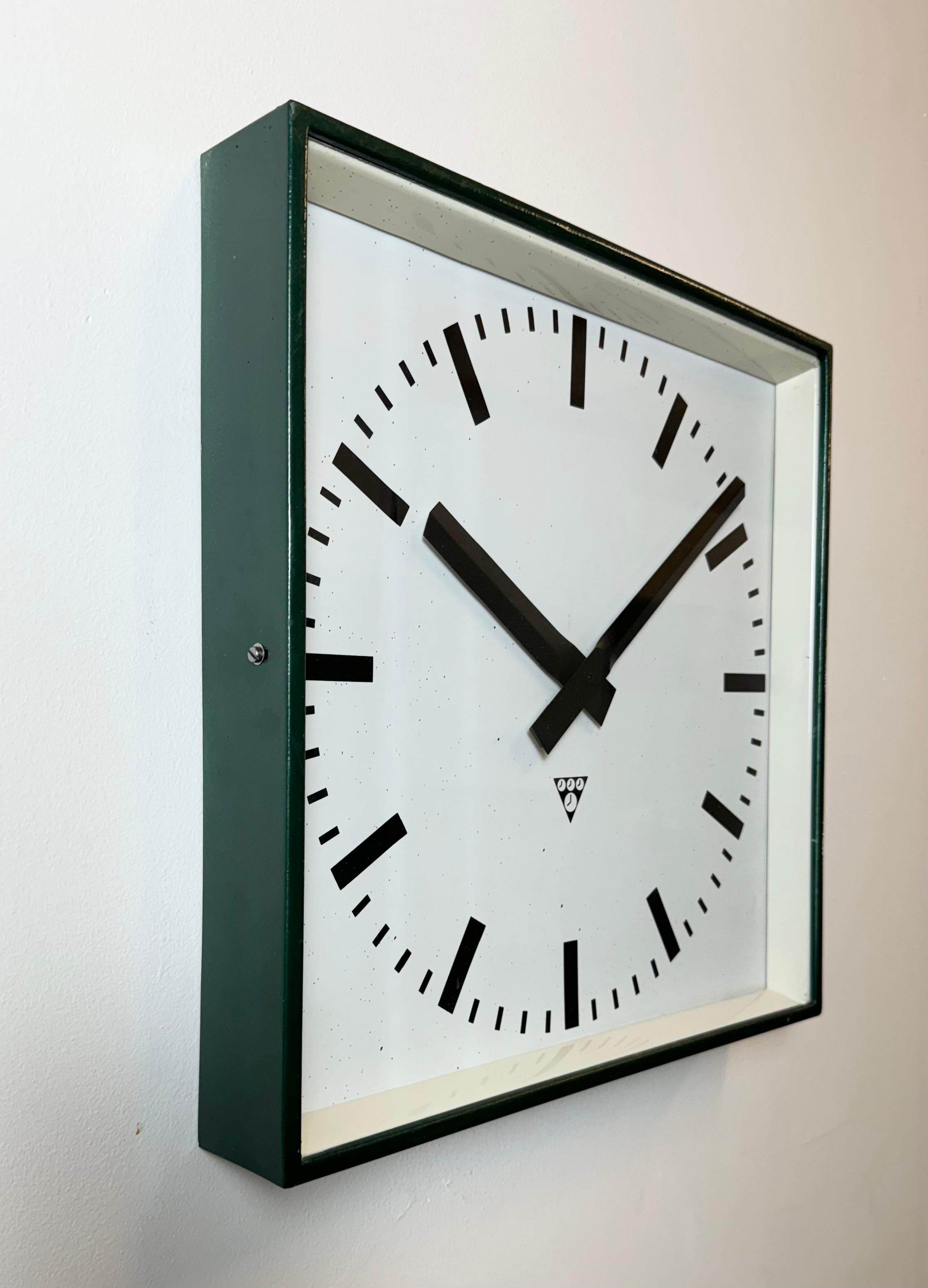 Gran reloj de pared cuadrado industrial verde oscuro de Pragotron, años 70 Checo