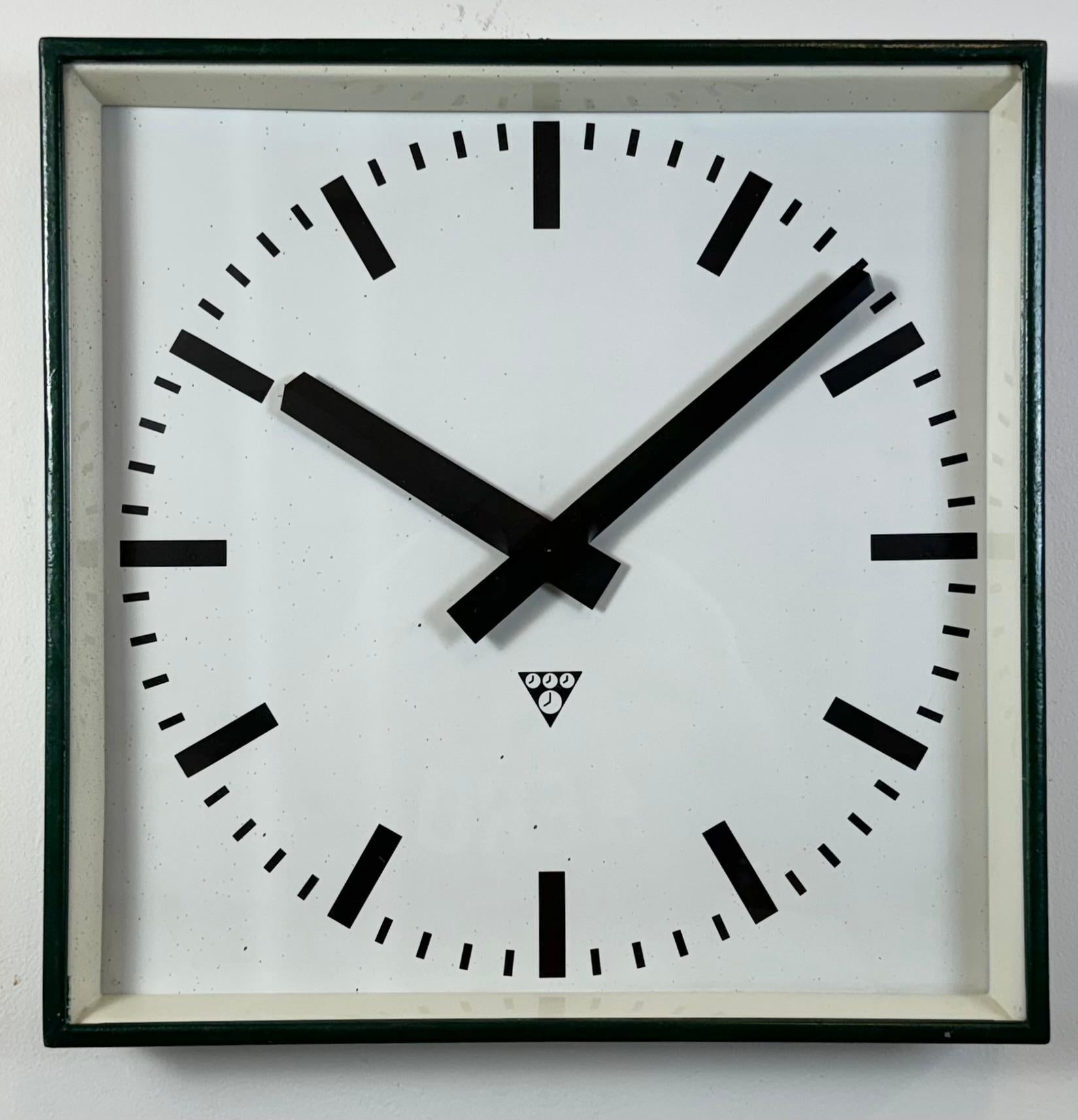 Gran reloj de pared cuadrado industrial verde oscuro de Pragotron, años 70 en Bueno Estado en Kojetice, CZ