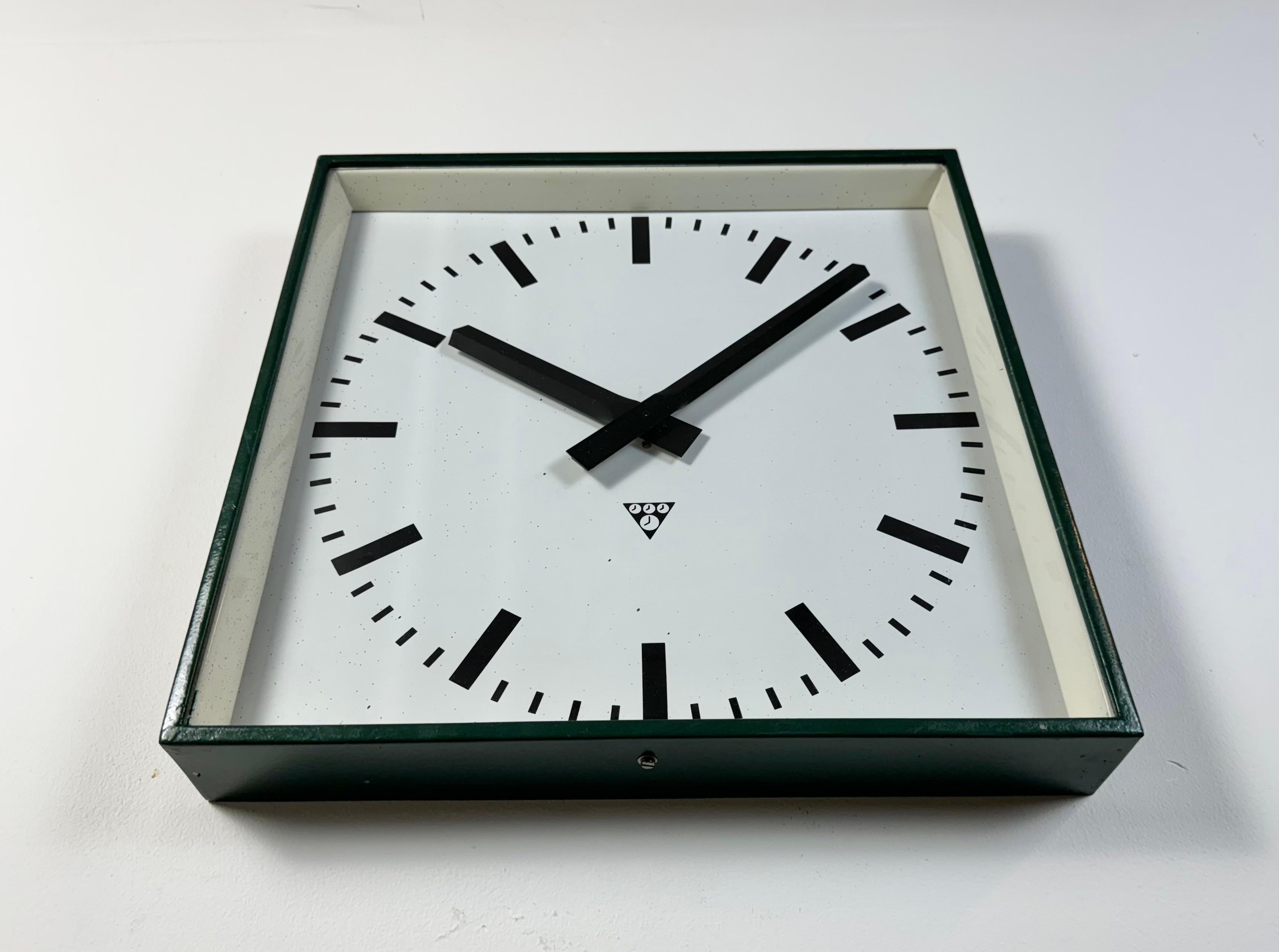 Gran reloj de pared cuadrado industrial verde oscuro de Pragotron, años 70 finales del siglo XX
