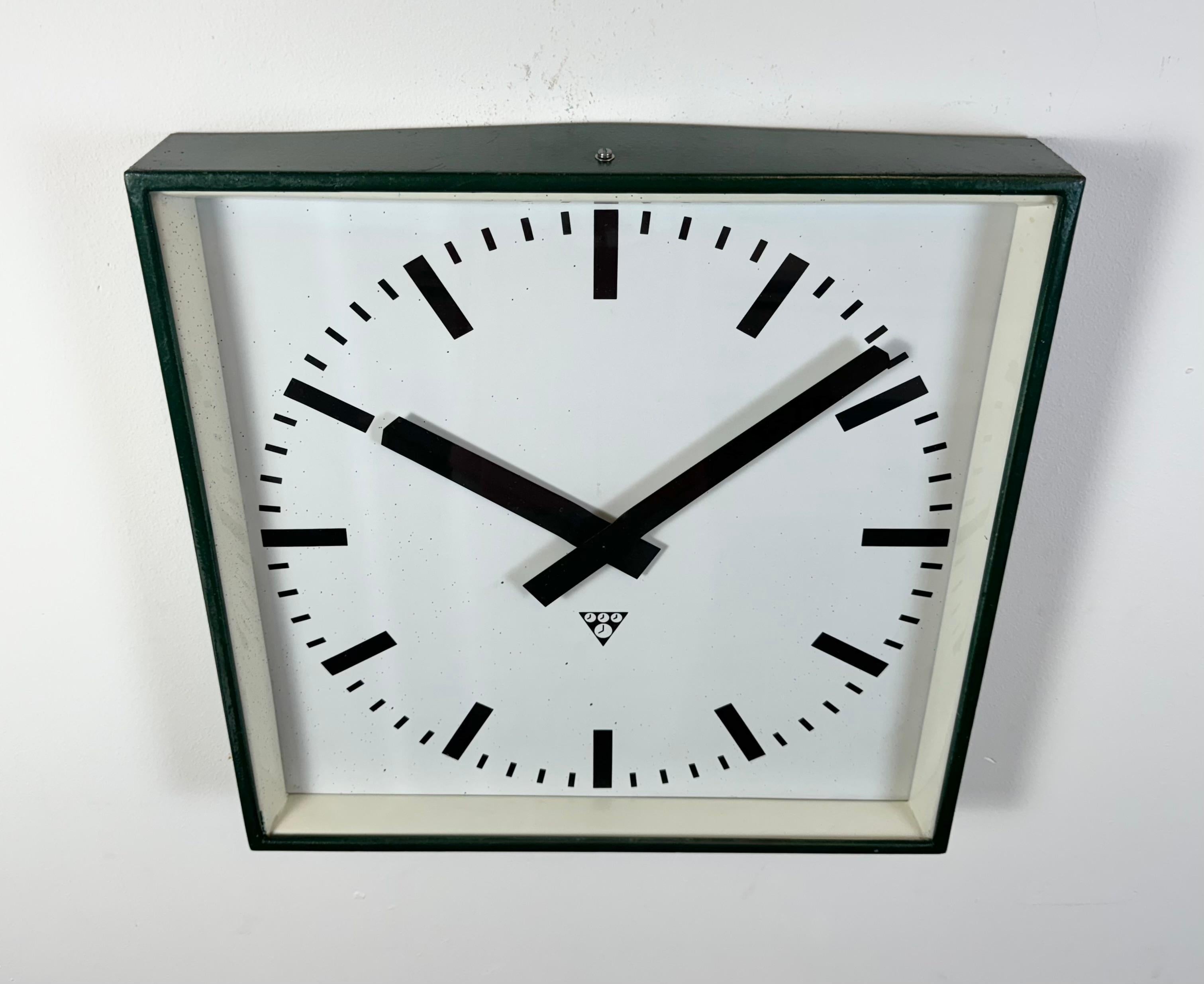 Gran reloj de pared cuadrado industrial verde oscuro de Pragotron, años 70 Aluminio
