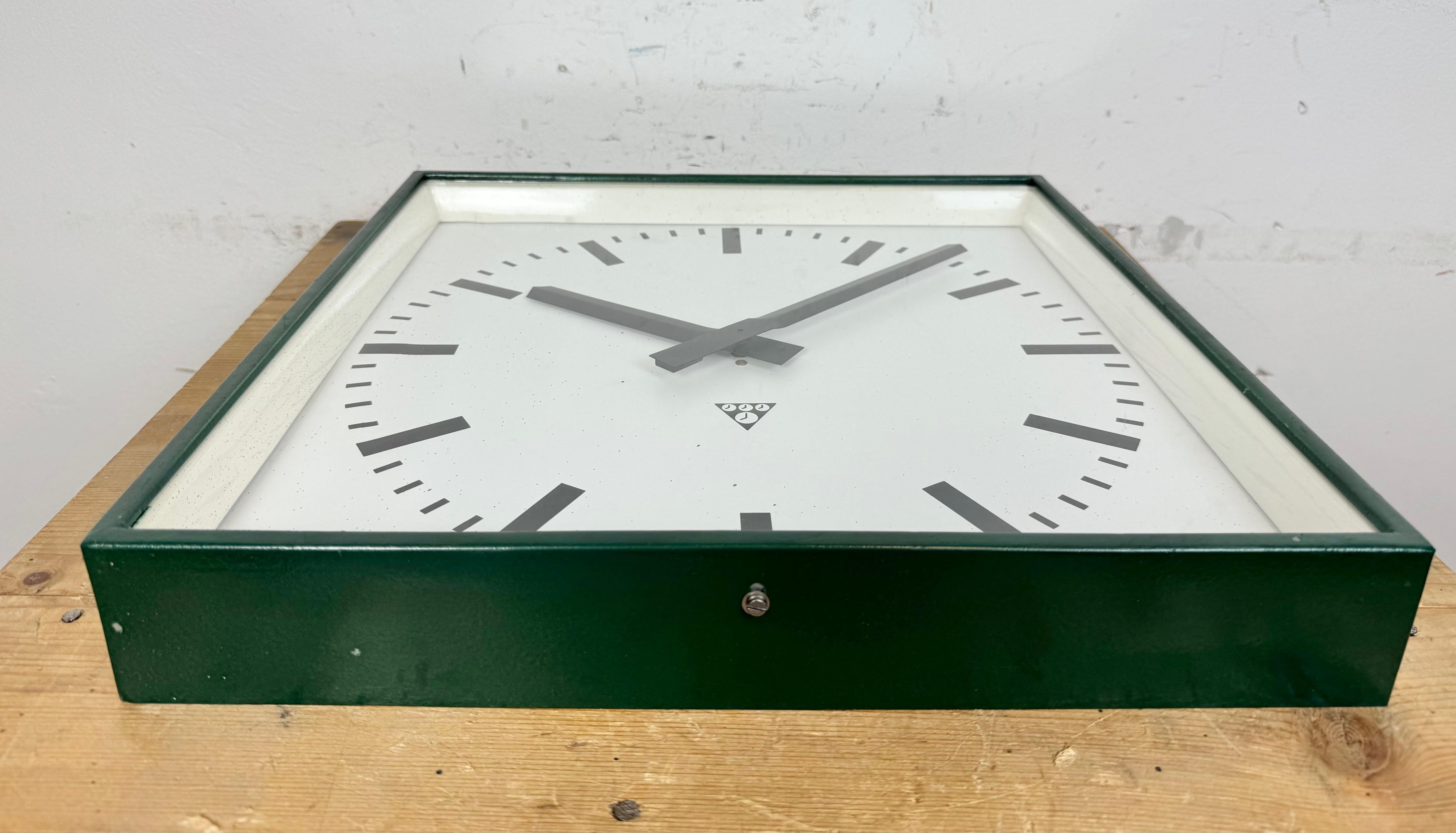 Gran reloj de pared cuadrado industrial verde oscuro de Pragotron, años 70 1