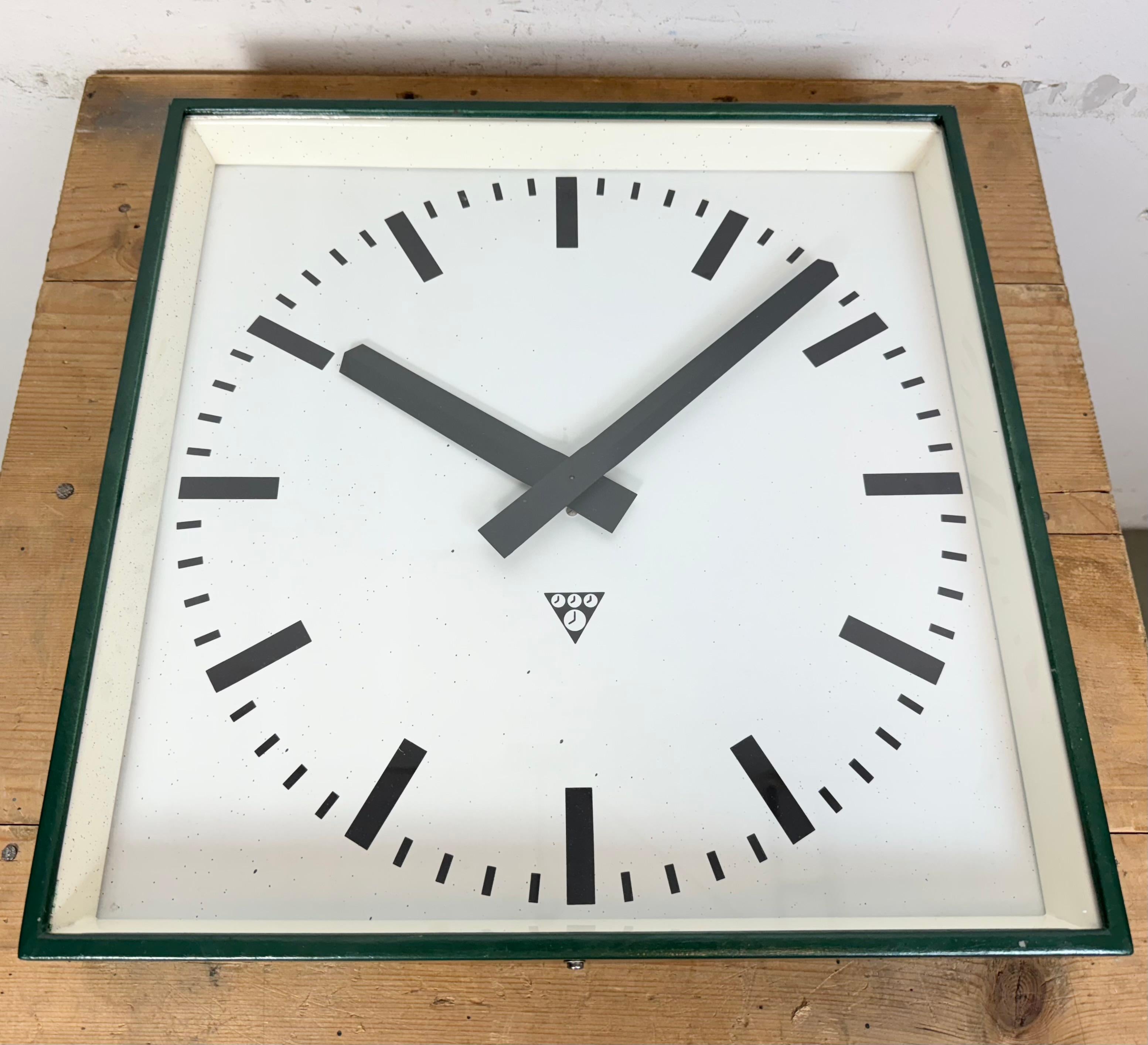 Gran reloj de pared cuadrado industrial verde oscuro de Pragotron, años 70 2